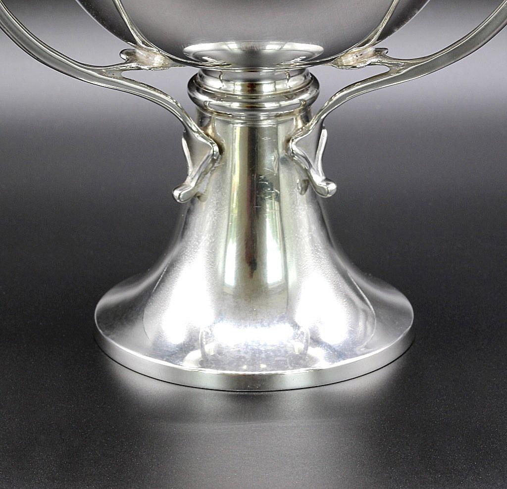 Edwardian Arts & Crafts Silver Three Handled Loving Cup In Good Condition In Windsor Forest, Berkshire