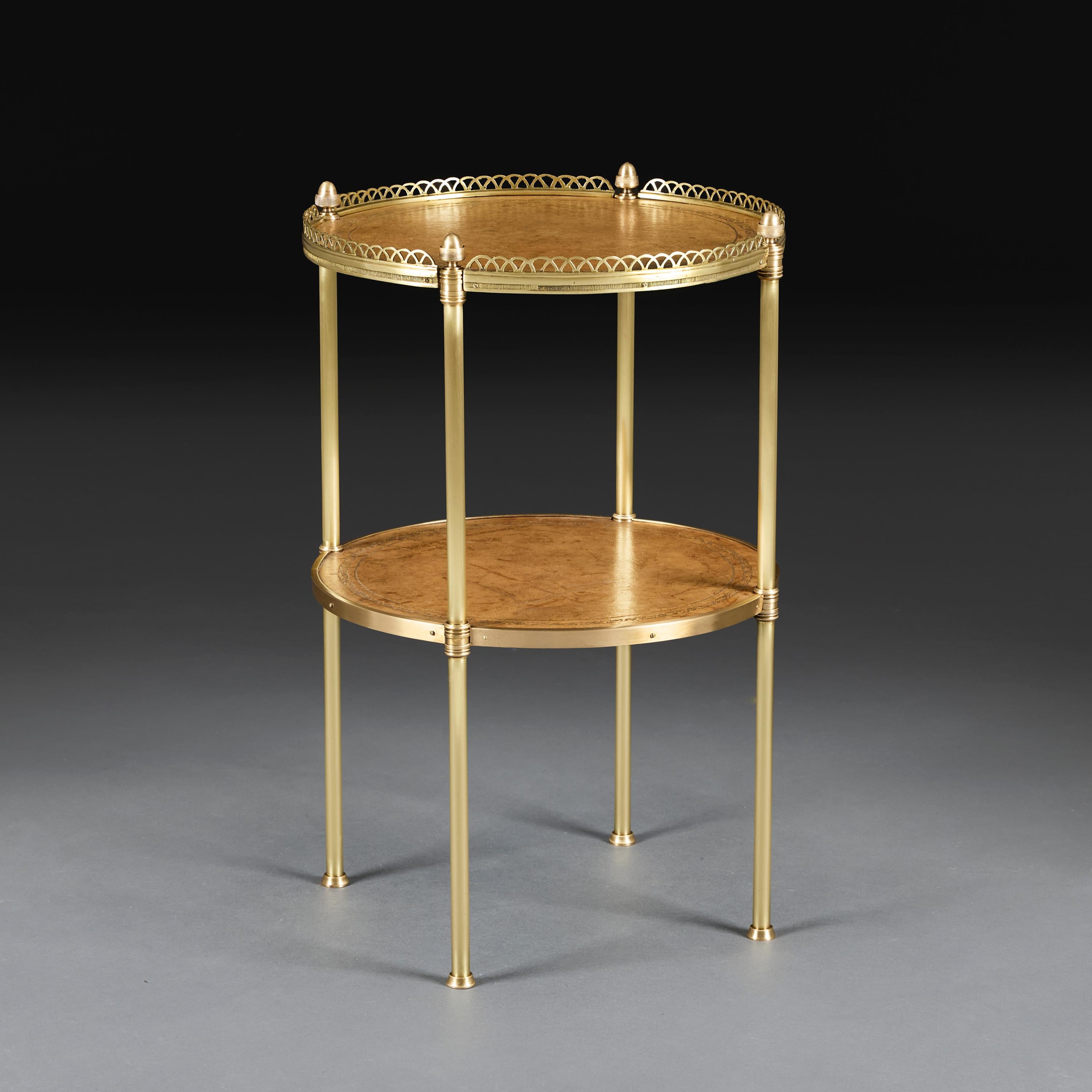 Inghilterra, circa 1900

Un'étagère circolare edoardiana con due ripiani in pelle marrone lavorata, la struttura in ottone con galleria traforata e quattro terminali a ghianda.

Altezza 65,00cm

Diametro 42,00cm

