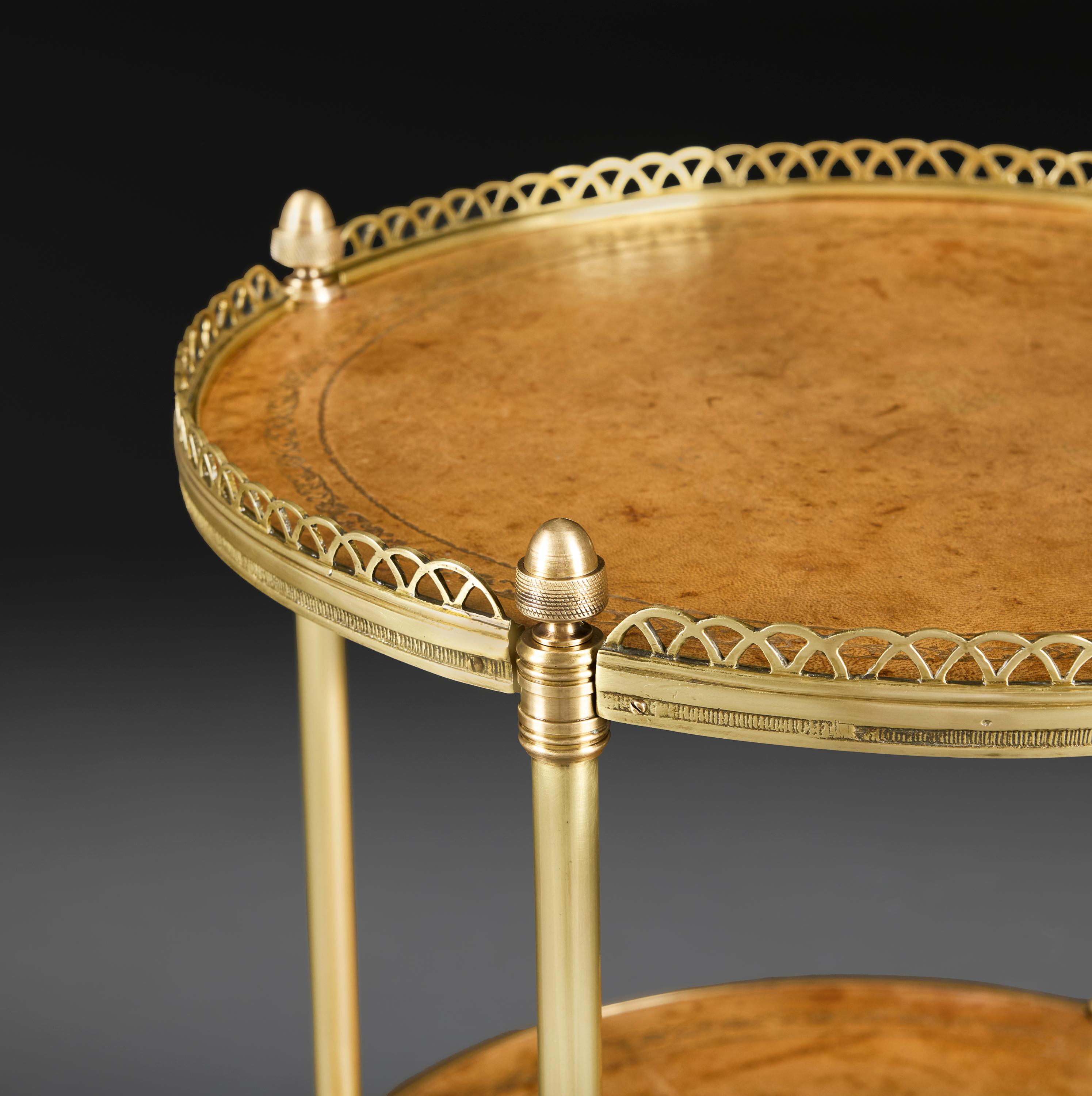 Inglese Un'Etagere a due piani in pelle marrone di epoca edoardiana in vendita