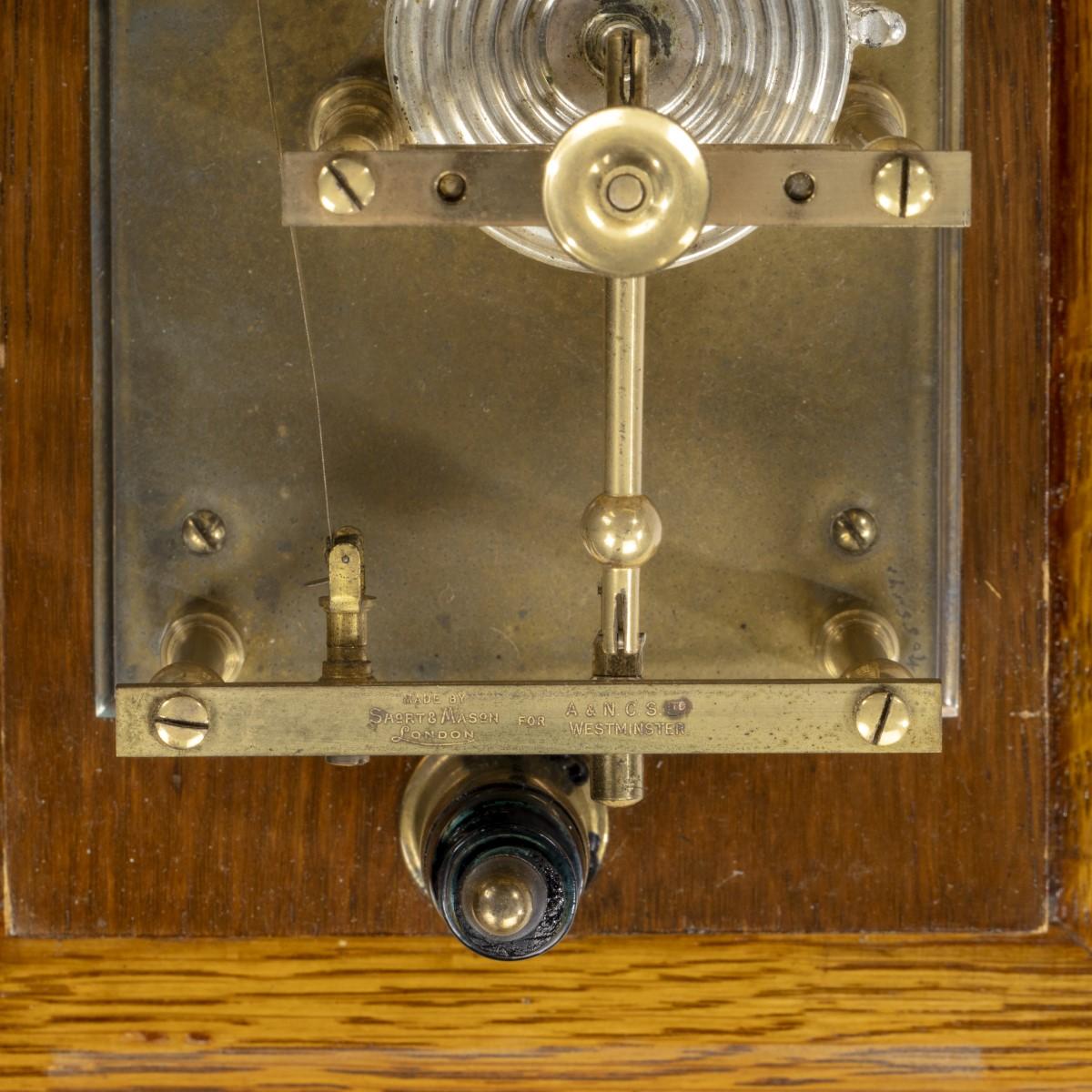 Edwardian Cased Oak Barograph with Bevelled Glass Panels In Good Condition For Sale In Lymington, Hampshire