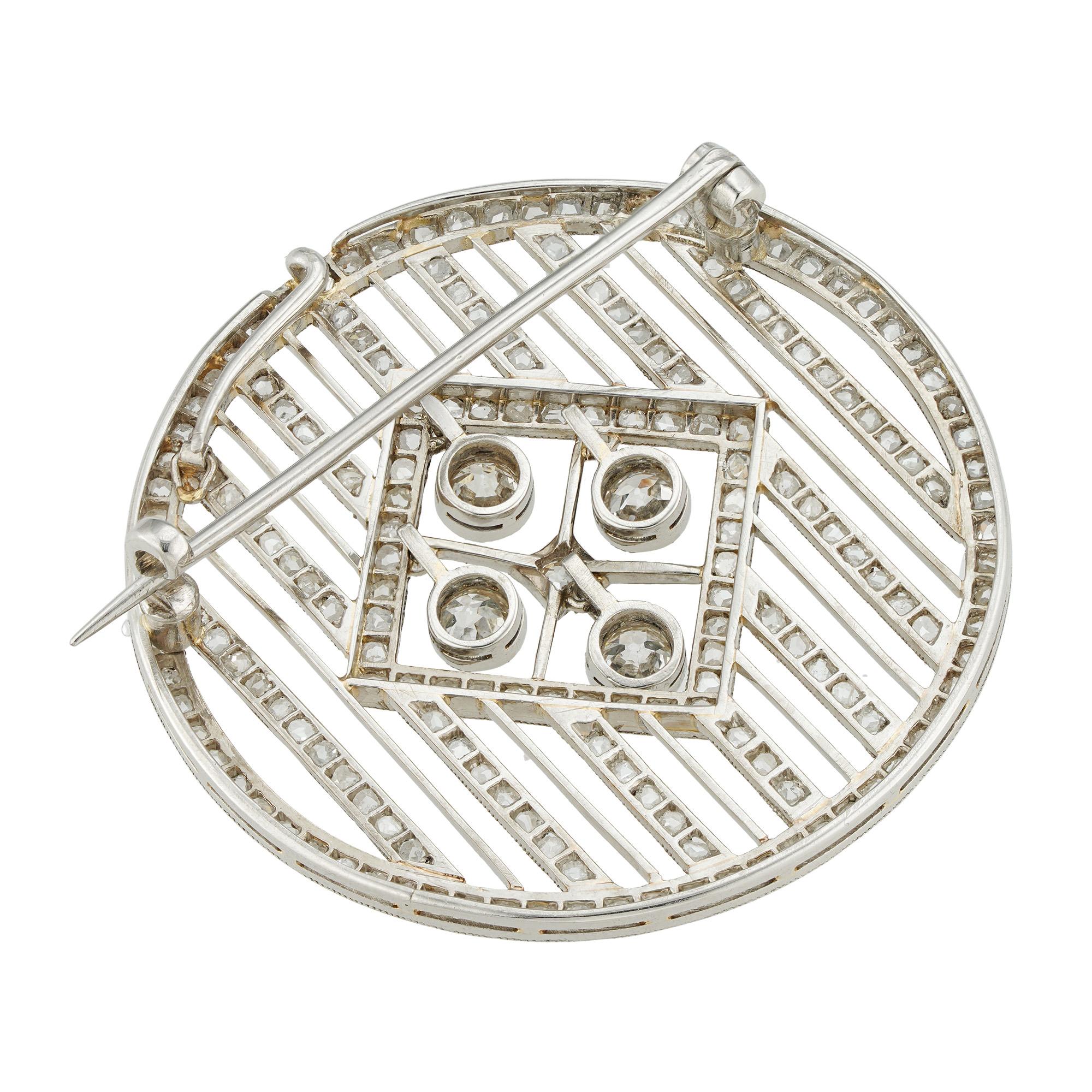 An Edwardian circular diamond brooch-pendant In Good Condition In London, GB