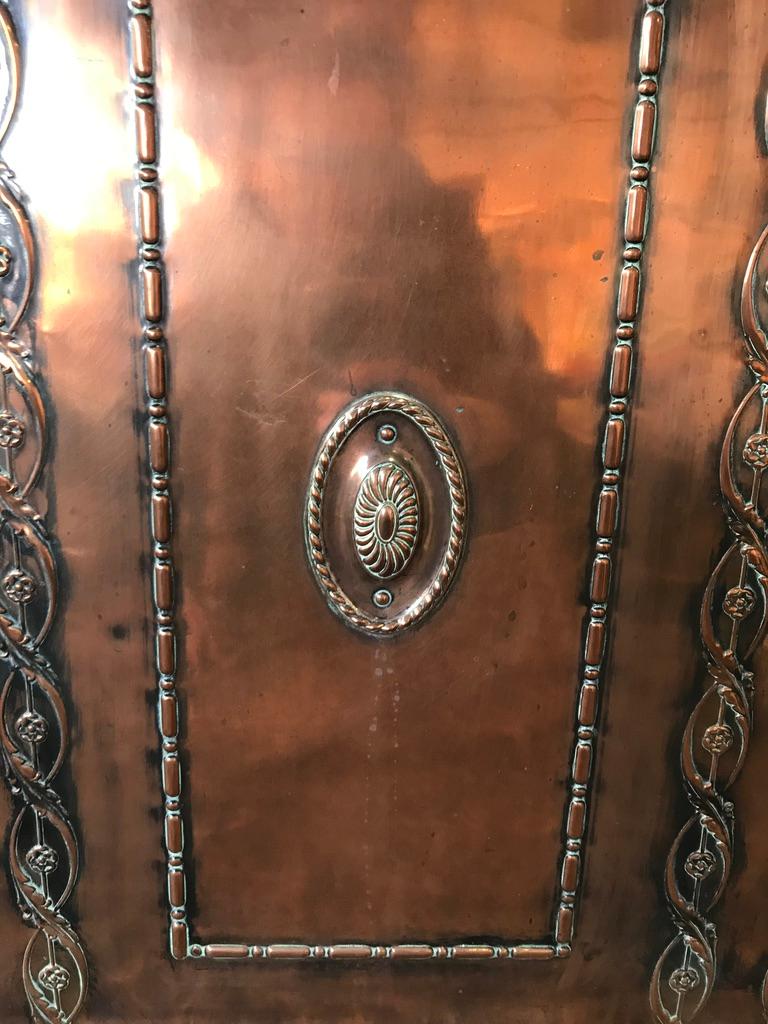 Edwardianischer Kupfer-Kaminschirm aus Kupfer mit Details aus gedrehten Blättern und Rosen (Englisch) im Angebot