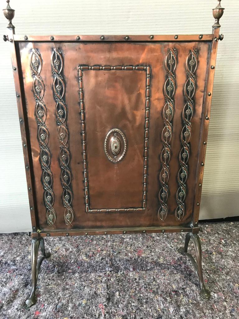 Edwardian Copper Fire Screen with Detailing of Twisted Leaves and Roses In Good Condition For Sale In Southall, GB