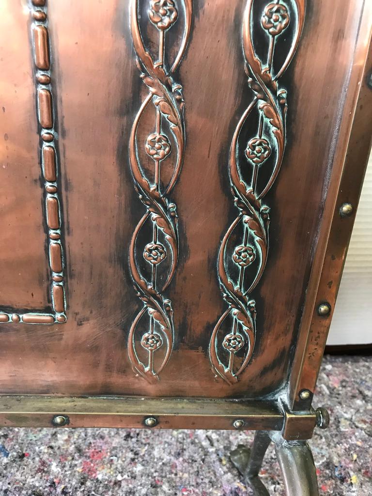 Edwardianischer Kupfer-Kaminschirm aus Kupfer mit Details aus gedrehten Blättern und Rosen im Angebot 1