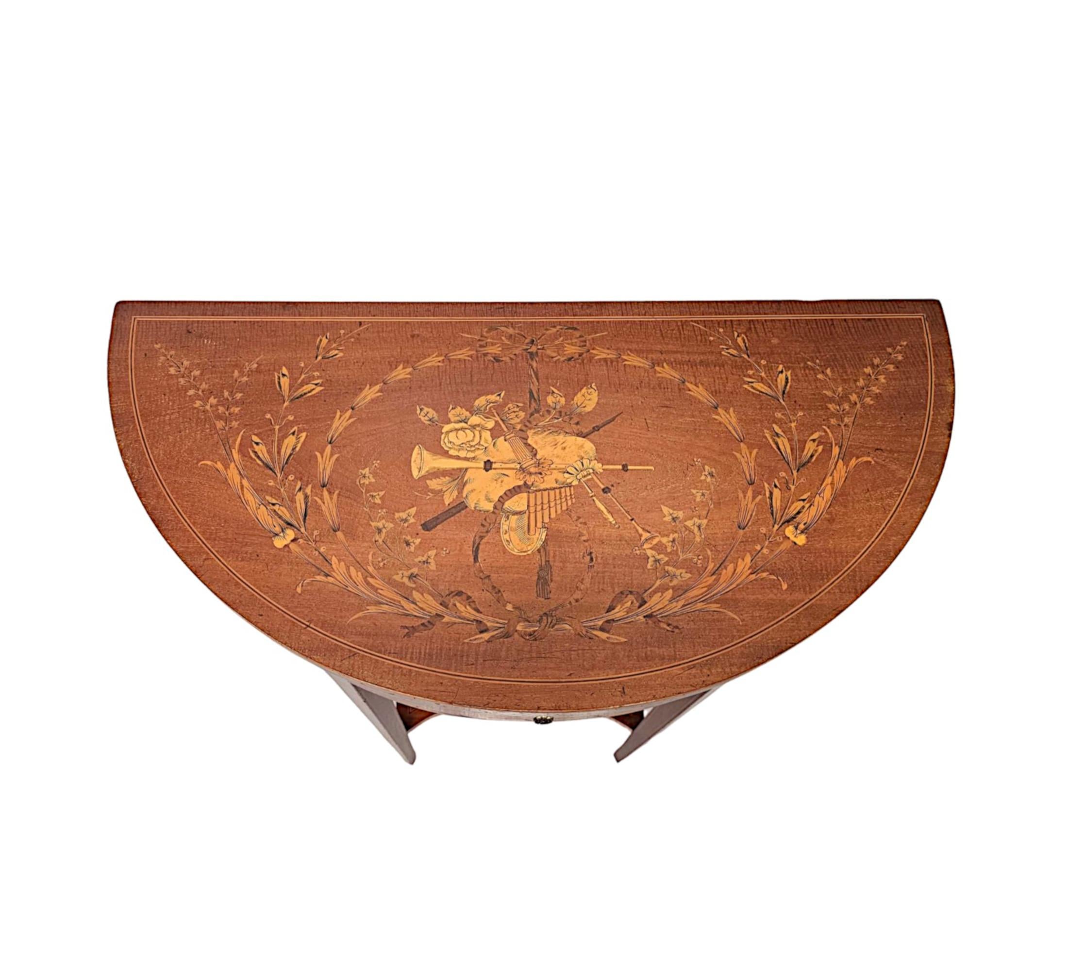 
Très rare table démilune en acajou de l'époque édouardienne, attribuée au fabricant londonien 'Edward and Roberts'.  Cette superbe pièce est finement sculptée, d'une qualité exceptionnelle, avec une patine riche, un grain et une marqueterie