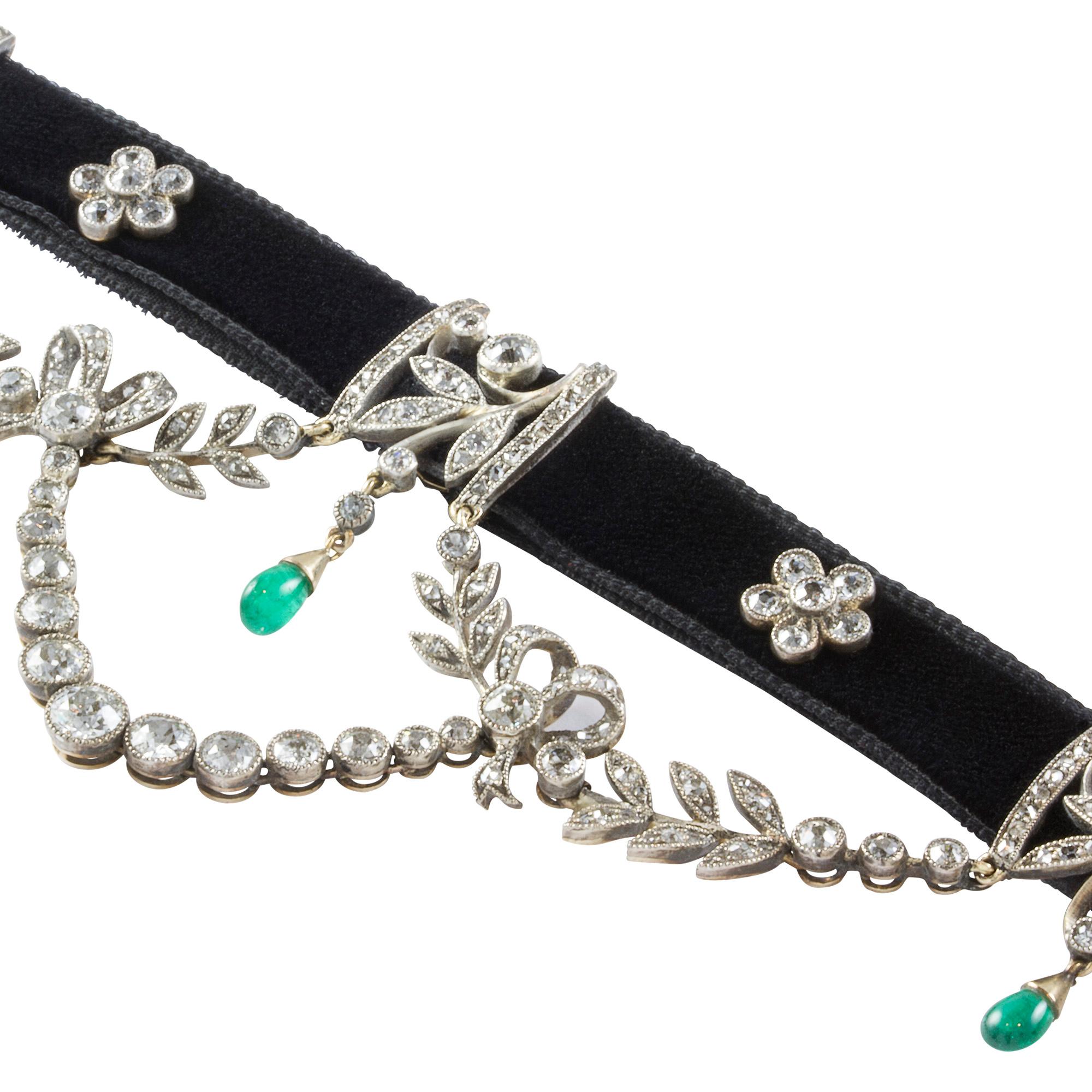 Ein Edwardian Diamant und Smaragd Festoon Swag Halskette, das Halsband Halskette mit zwei alten Brillant Diamanten floralen Clustern und drei Rose verziert und alten Brillant Diamanten gesetzt foliate Design Bars suspendiert eine birnenförmige