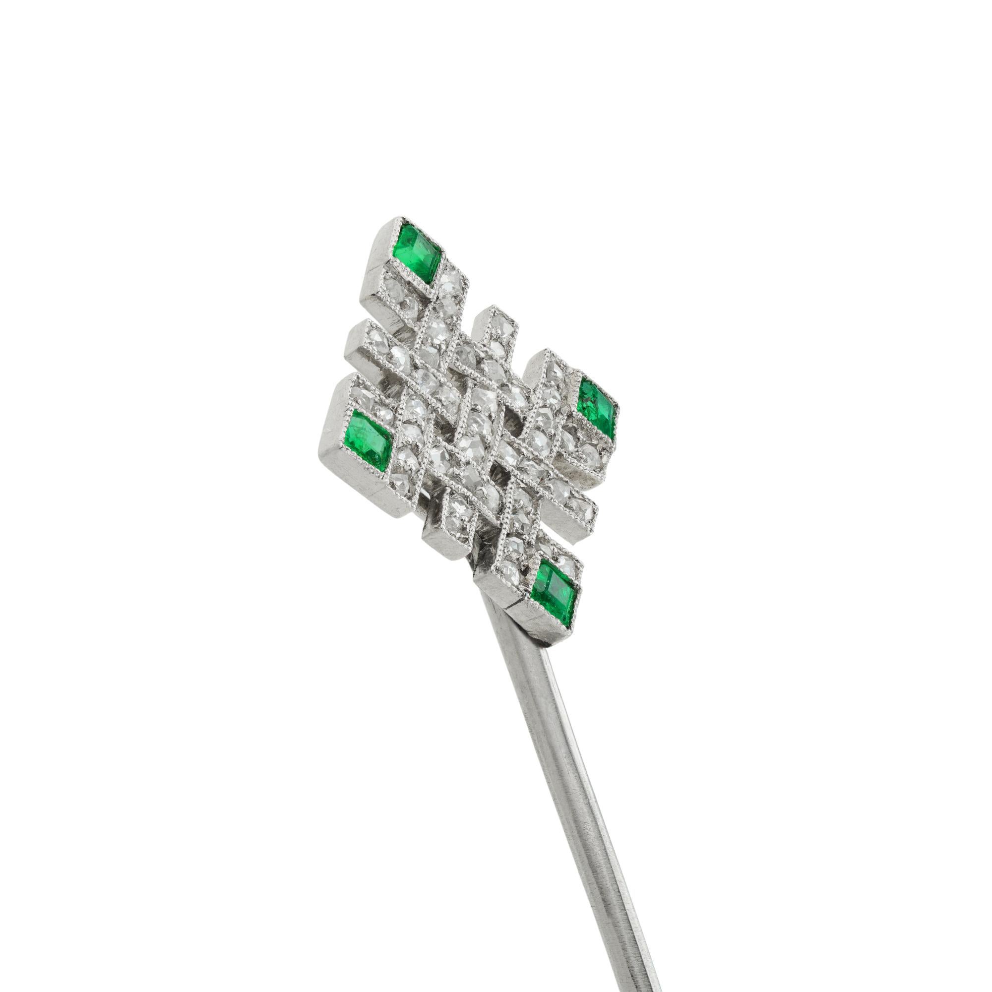 An Edwardian diamond and emerald stick-pin In Good Condition For Sale In London, GB