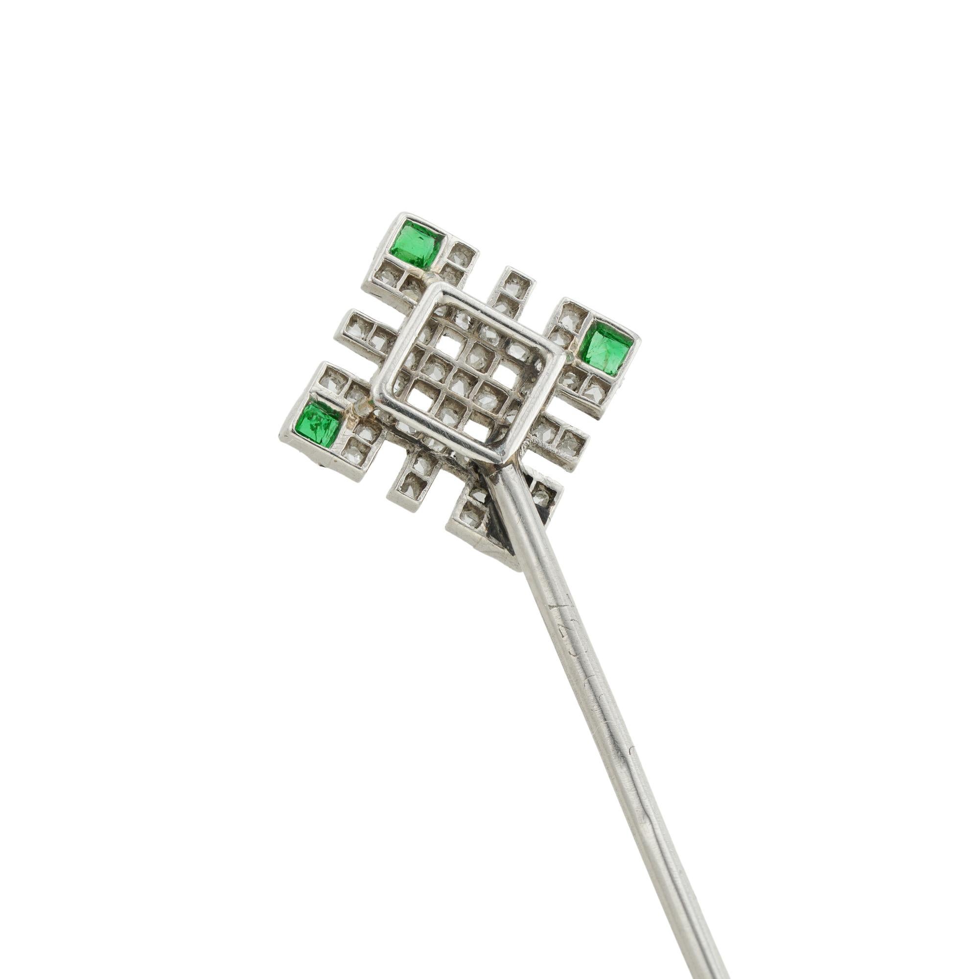 Women's or Men's An Edwardian diamond and emerald stick-pin For Sale