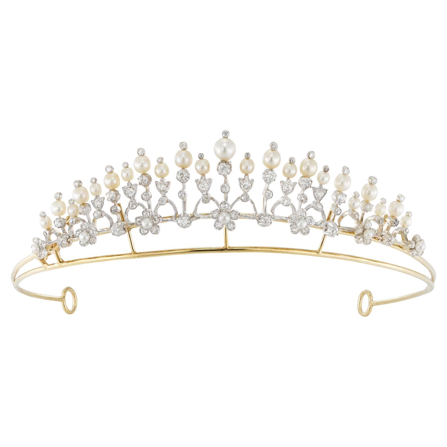 Una tiara/colgante eduardiano engastado con diamantes y perlas