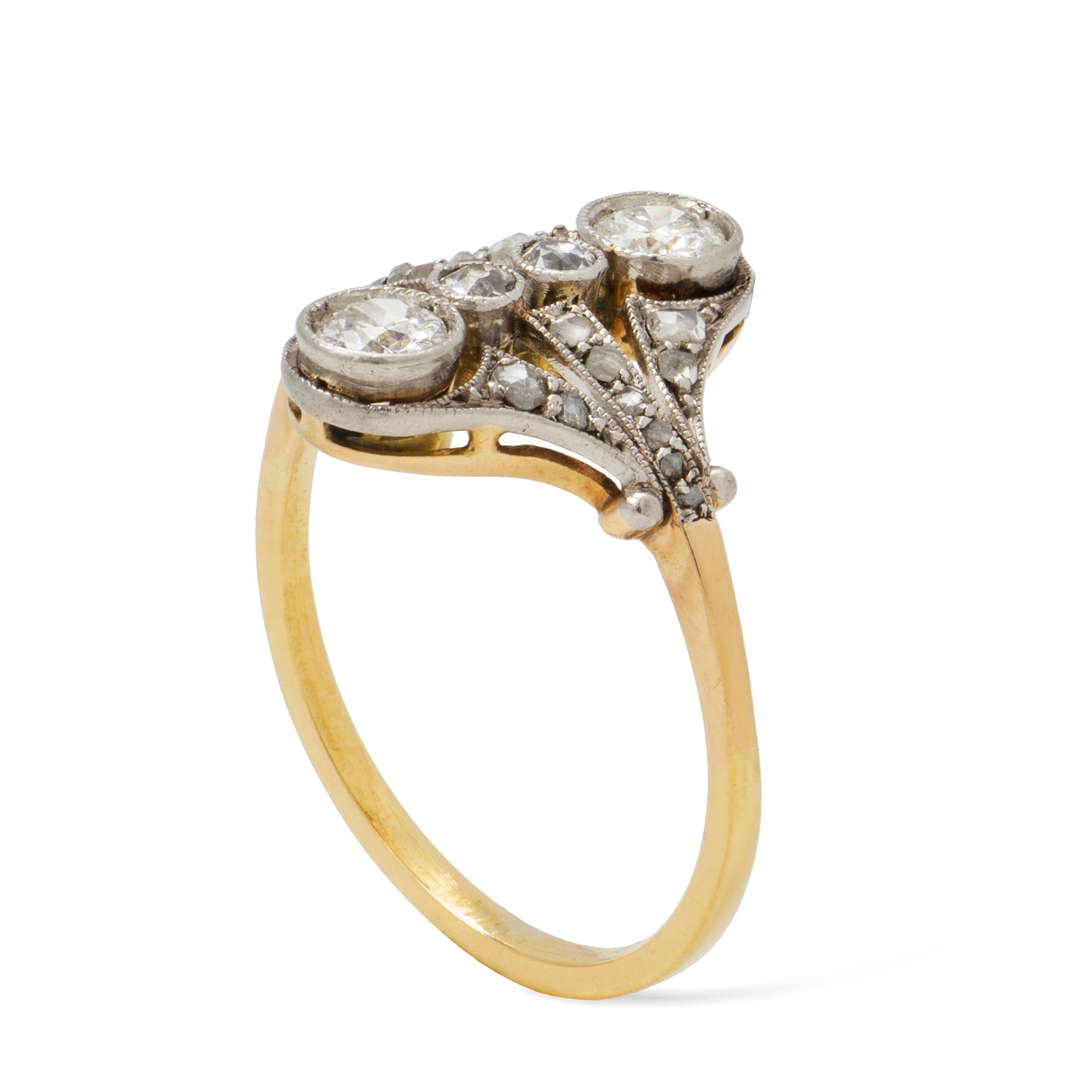 Ein edwardianischer Diamantring mit vertikal gefassten Altschliff-Diamanten mit einem geschätzten Gesamtgewicht von 0,75 Karat, die alle mit einer durchbrochenen, mit Diamanten besetzten Plakette im Rosenschliff versehen sind, mit Gelbgoldgalerie
