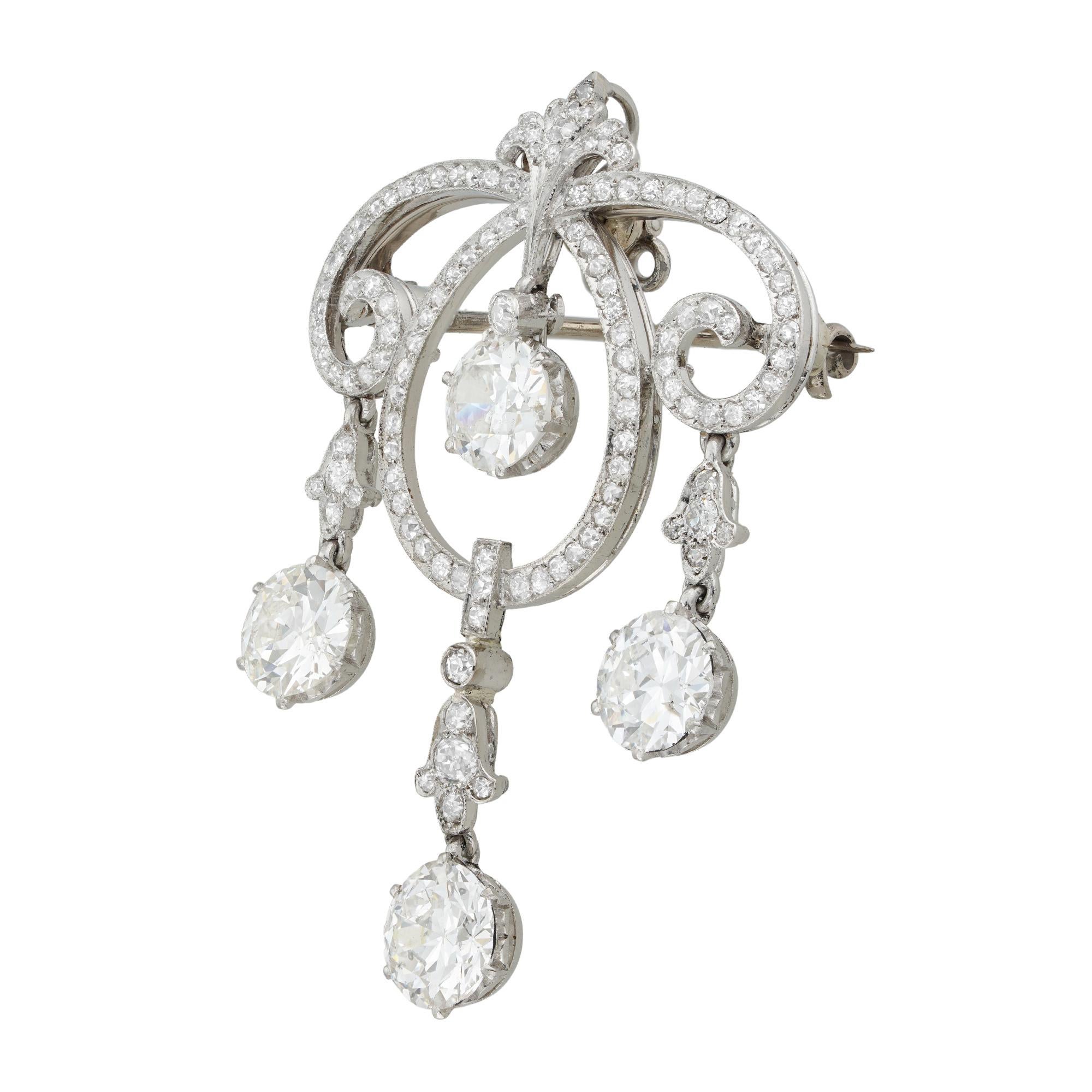 Eine edwardianische Diamant-Brosche/-Anhänger, die vier Hauptdiamanten im alten europäischen Schliff wiegen 1,28, 1,13, 1,05 und 0.88 Karat, begleitet von DeBeers-Berichten, die besagen, dass sie die Farbe F-J und die Reinheit SI2-I1 haben,