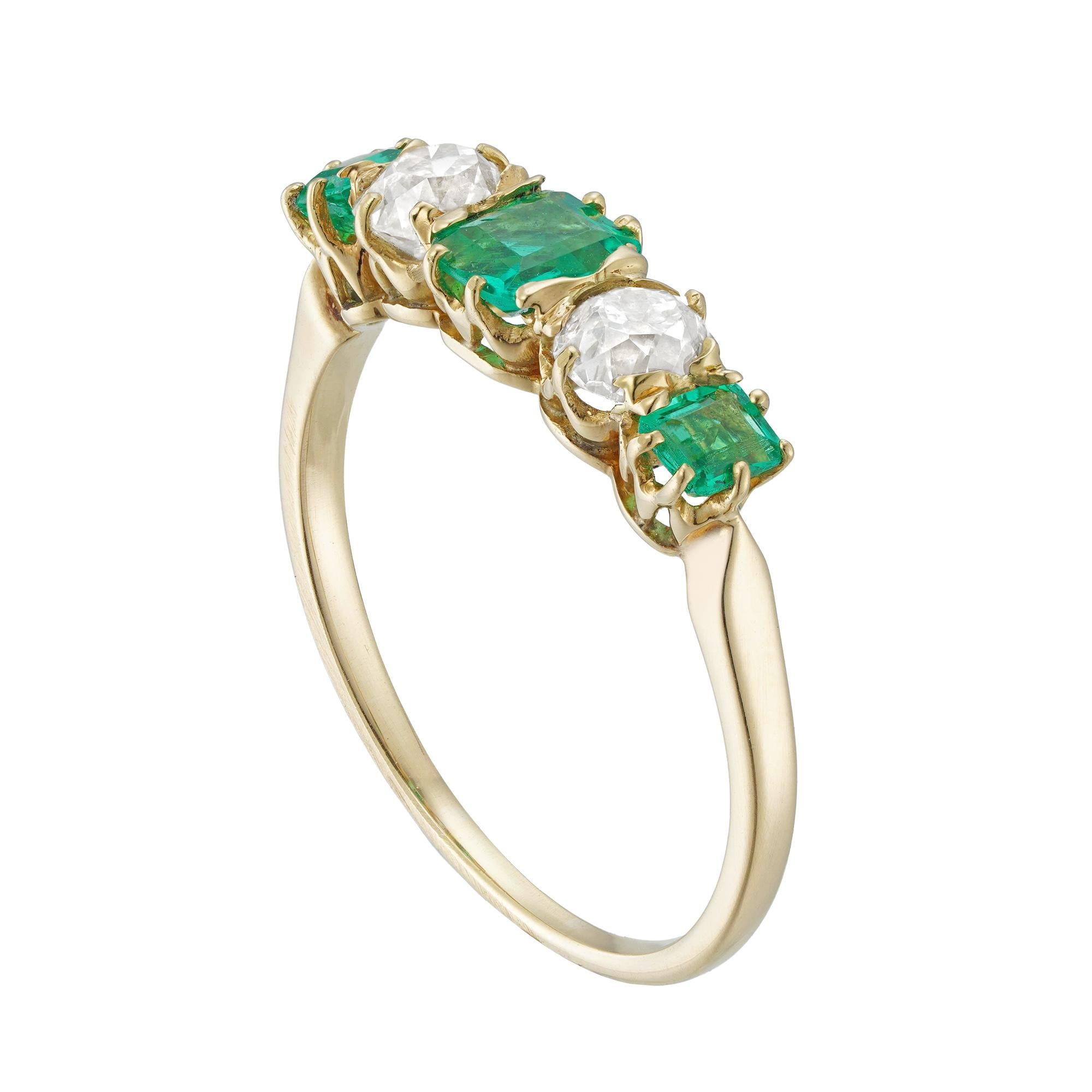 An Edwardian emerald and diamond five-stone ring In Good Condition For Sale In London, GB