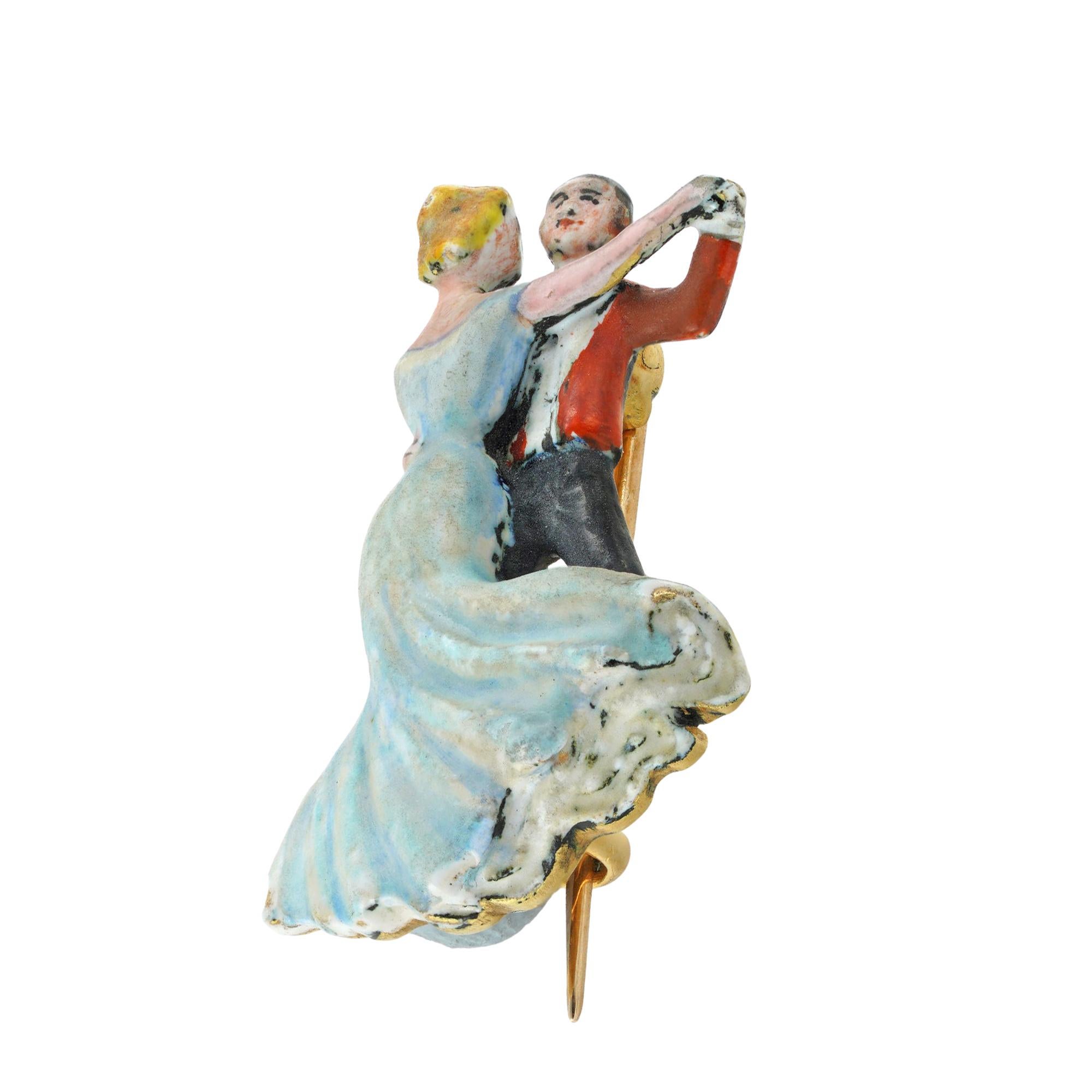 Une broche édouardienne en émail représentant deux danseurs, délicatement émaillée à la main sur une monture et une broche en or jaune, gravée 'Pytchley Ball 1903', mesurant approximativement 2,5x1,6cm, poids brut 8,7 grammes, vers 1903.

Si vous