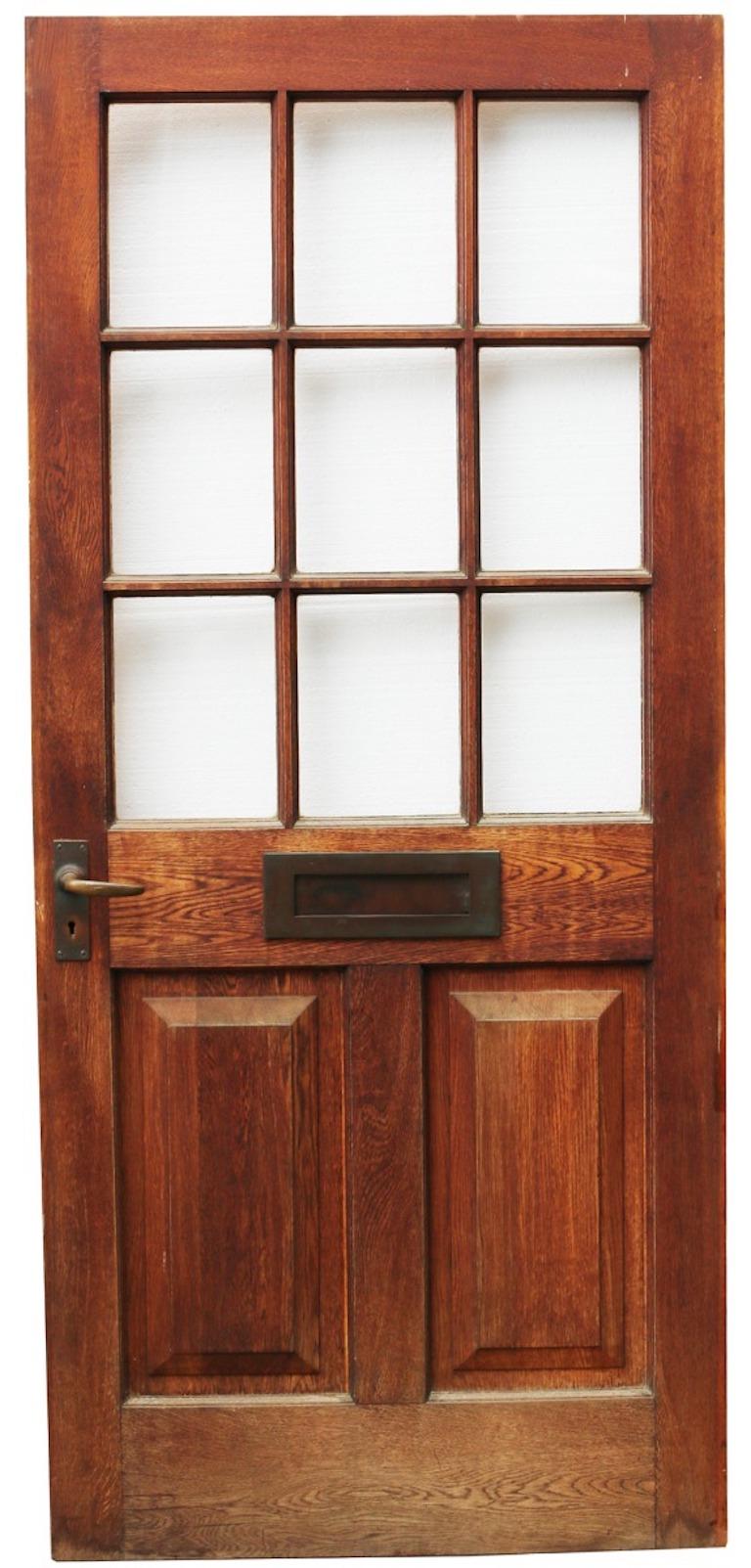 Eine große, renovierte Eichenholztür aus der Edwardianischen Epoche, die mit einer Verglasung versehen ist.