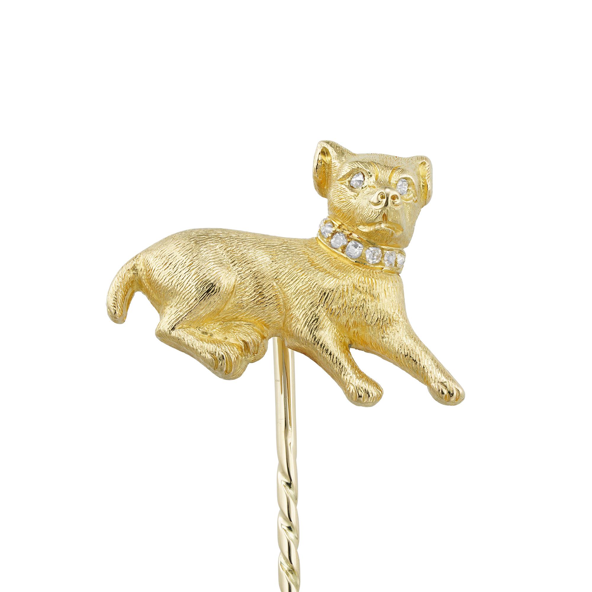 Épingle à chien en or et diamants de l'époque édouardienne, en forme de chien en position de repos, le collier et les yeux sertis de diamants de taille ancienne, marquée en or 18ct au dos, avec une épingle en or, vers 1905, mesurant 2,6 x 1,8 cm,