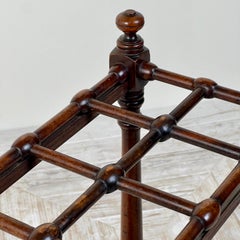 Un atril eduardiano de madera de nogal de Heals Of London