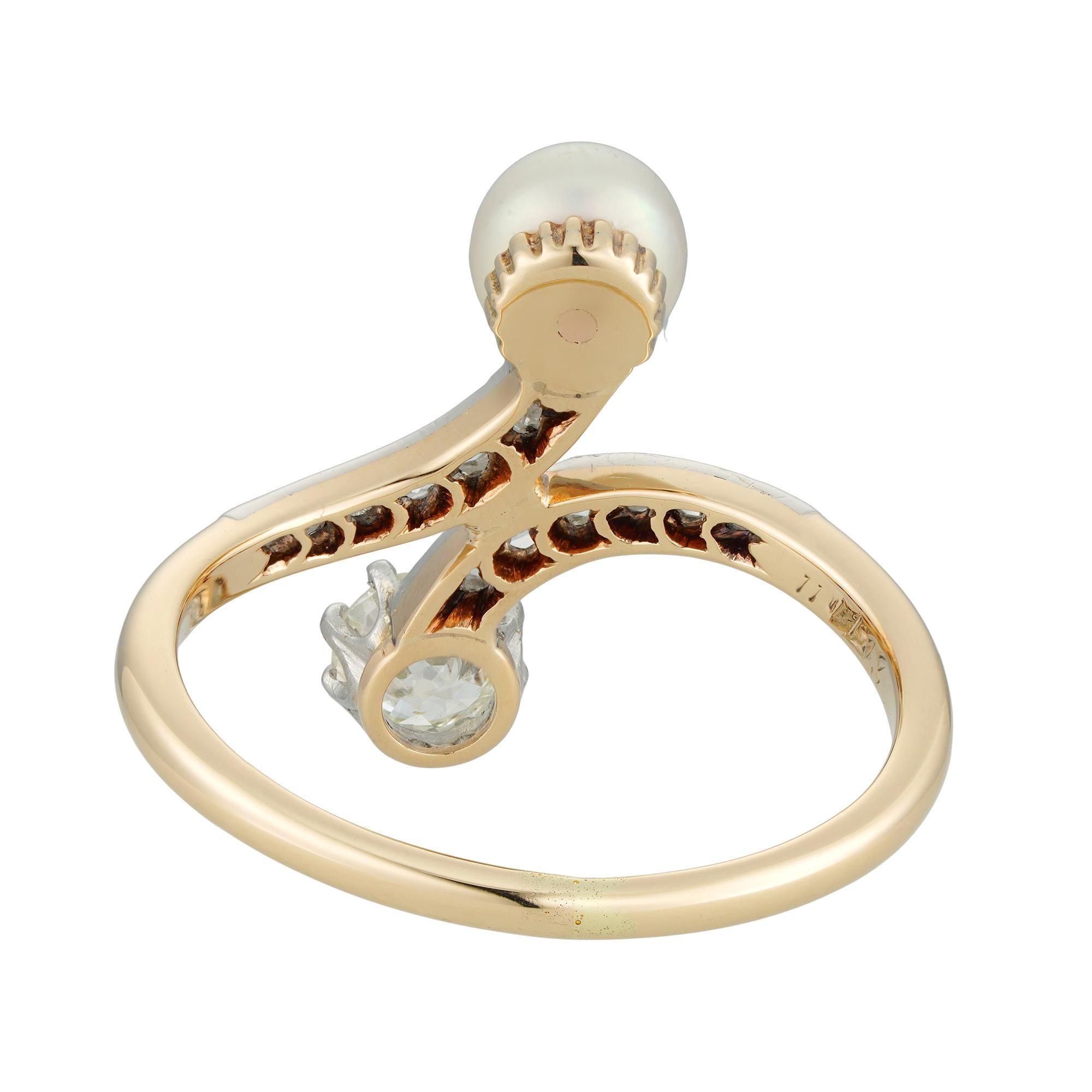 Ein edwardianischer Ring mit einer natürlichen Perle und einem Diamanten, die Perle misst 5,2 mm im Durchmesser und wird von einem GCS-Bericht begleitet, der besagt, dass es sich um eine natürliche Perle aus Salzwasser handelt. Der Diamant mit
