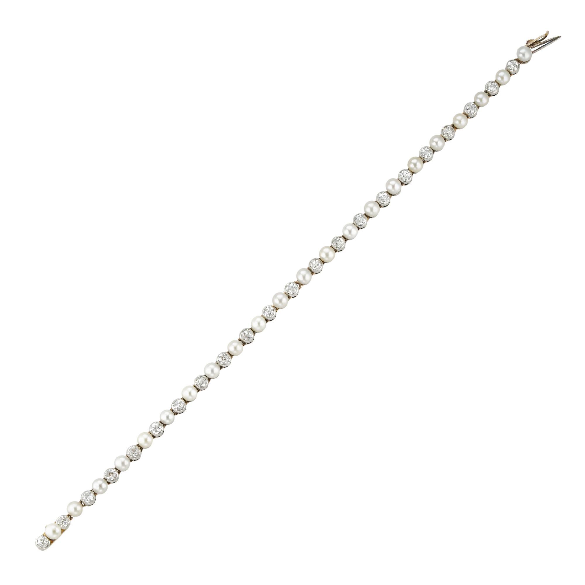 Bracelet édouardien en perles naturelles et diamants, serti alternativement de vingt-deux diamants anciens de taille brillant d'un poids total approximatif de 2,2 carats et de vingt-deux perles rondes, accompagné d'un rapport GCS.  Les perles sont