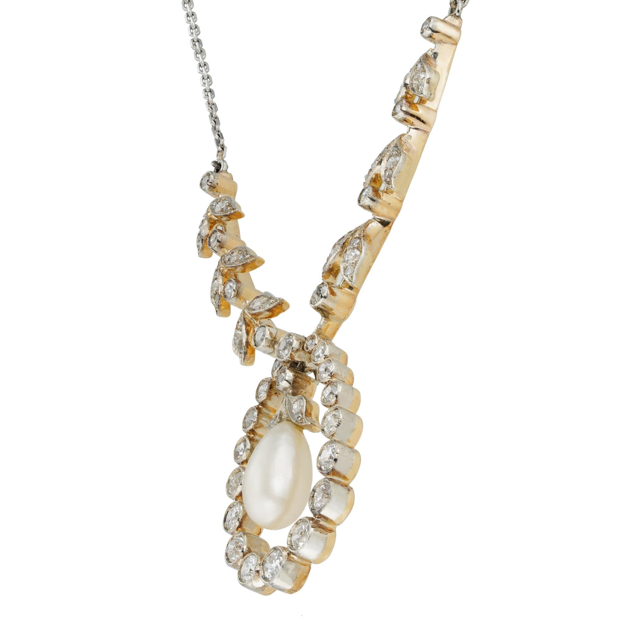 Collana di perle naturali e diamanti di epoca edoardiana; la perla a forma di pera misura circa 6,0 x 10,7 mm ed è accompagnata da un rapporto GCS che ne attesta l'origine naturale d'acqua salata; è sospesa da una montatura di diamanti incastonati a