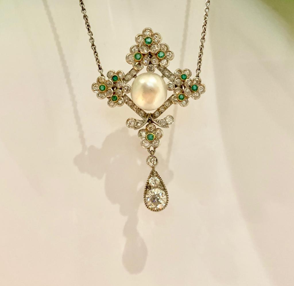 Edwardian Natural Pearl Emerald Diamond Platinum Pendant In Good Condition In London, GB