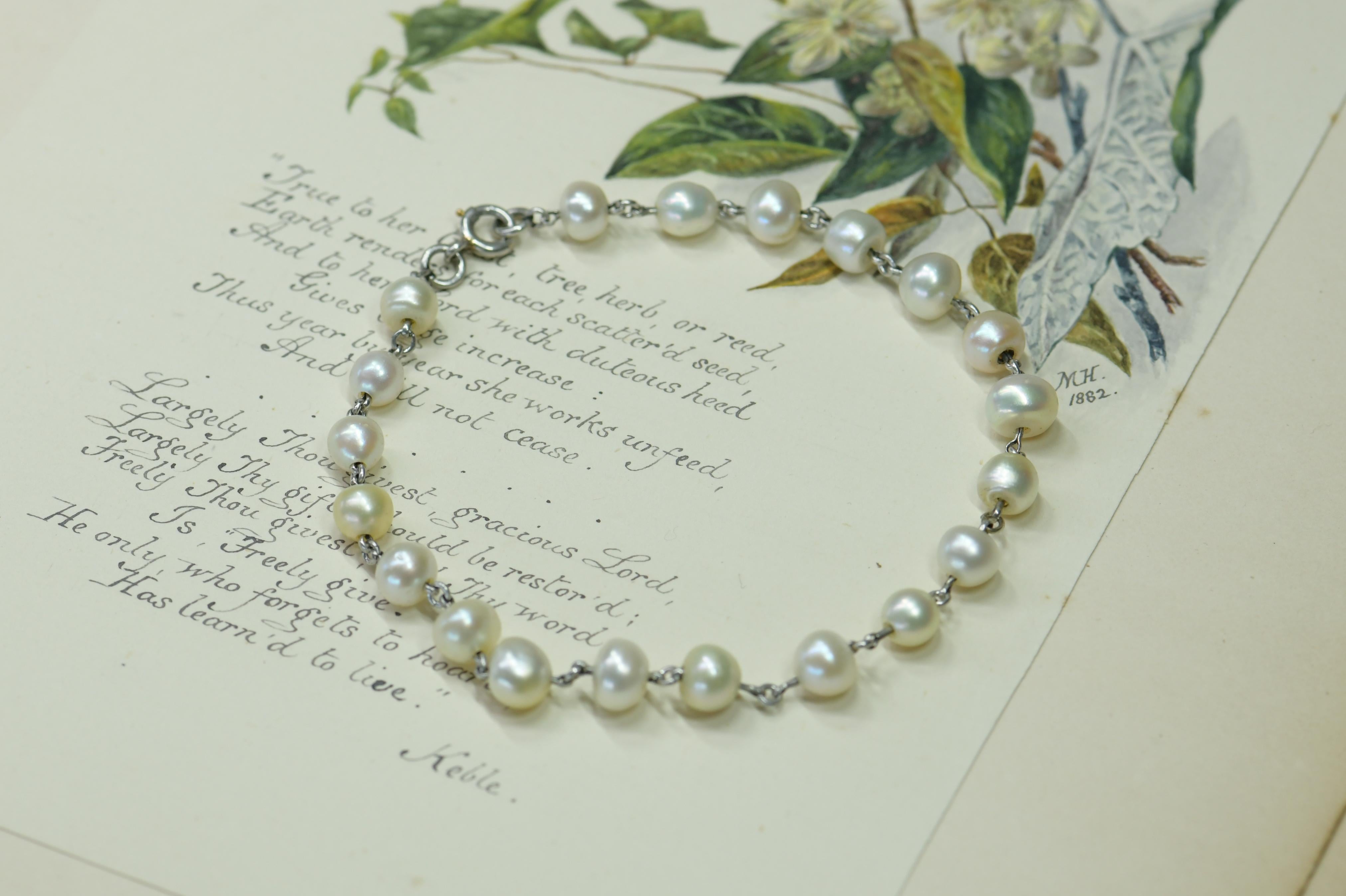 This charming bracelet is an original Edwardian piece of jewelry.
So delicate and charming, in fantastic condition, and composed of natural pearls that differ in size, with the size growing slightly smaller towards the ends.
Roughly 19.8cm long, the