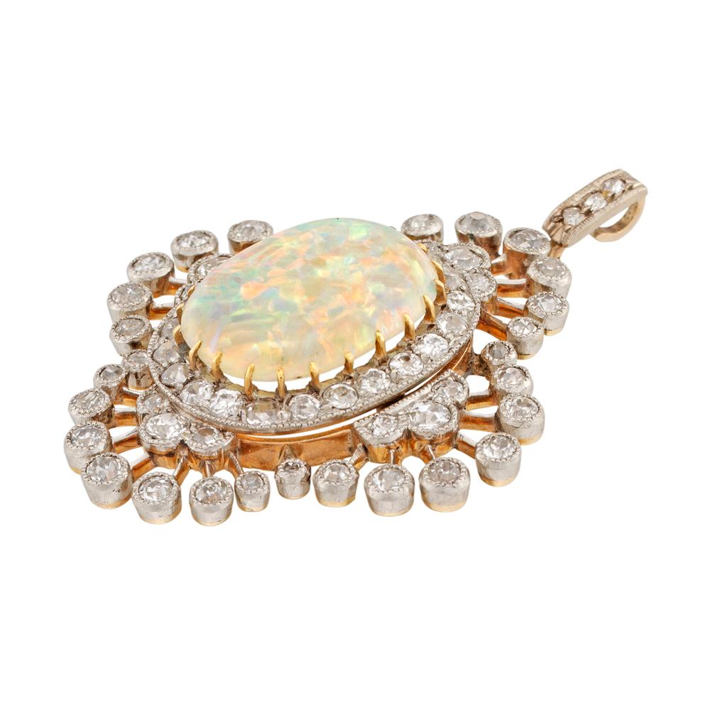 Eine edwardianische Opal- und Diamantbrosche, der ovale Opal im Cabochon-Schliff misst ca. 14,3 x 11 mm und ist in Gelbgold in der Mitte einer Diamantengruppe im Altschliff eingefasst, alle innerhalb einer Umrandung aus Diamantstrahlen im