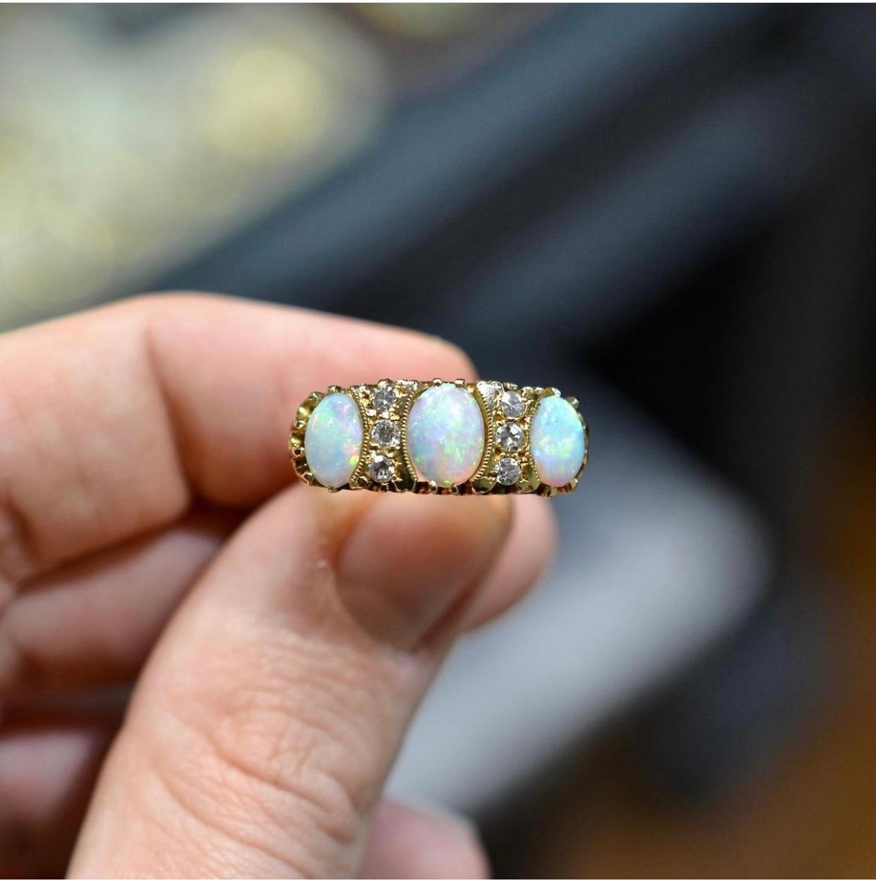 Bague demi-ronde en opale et diamant de style édouardien Excellent état - En vente à Firenze, IT