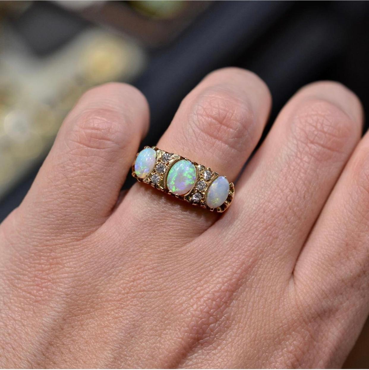 Bague demi-ronde en opale et diamant de style édouardien Unisexe en vente