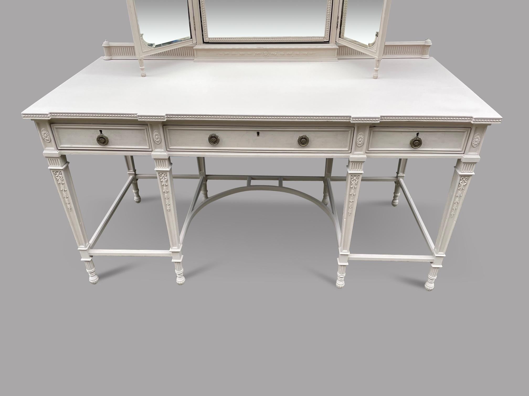 Edwardian Painted Mahogany Dressing Table In Good Condition In Pewsey, GB