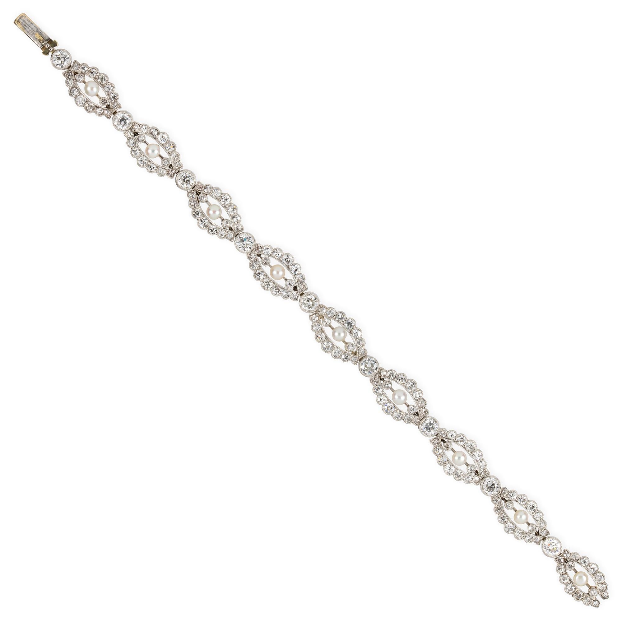 Ein edwardianisches Perlen- und Diamantenarmband, bestehend aus neun marquiseförmigen, diamantbesetzten, durchbrochenen Gliedern, jedes in der Mitte mit einer runden Naturperle zwischen zwei Diamanten im Altschliff, verbunden mit neun Diamanten im