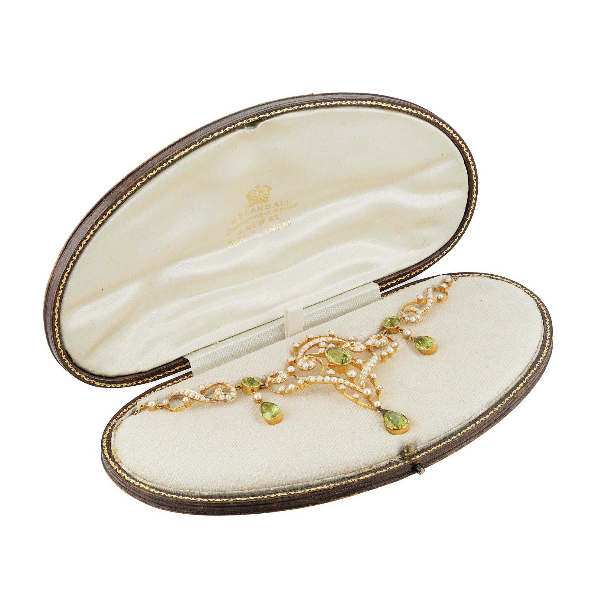 Taglio a goccia Una collana edoardiana di peridoto e perle in vendita