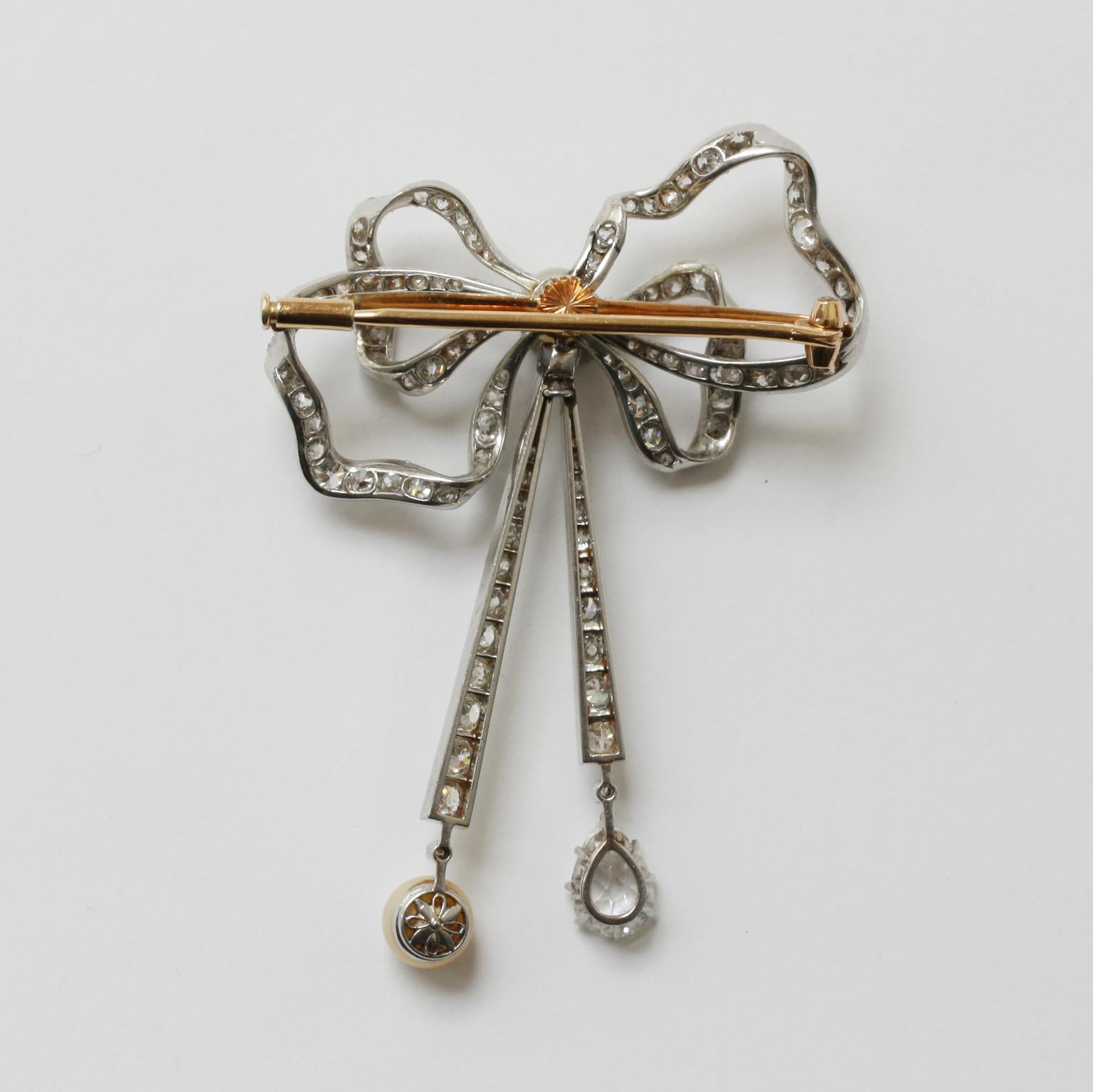 Edwardian Platinum, Diamond and Pearl Bow Brooch In Good Condition In Amsterdam, NL