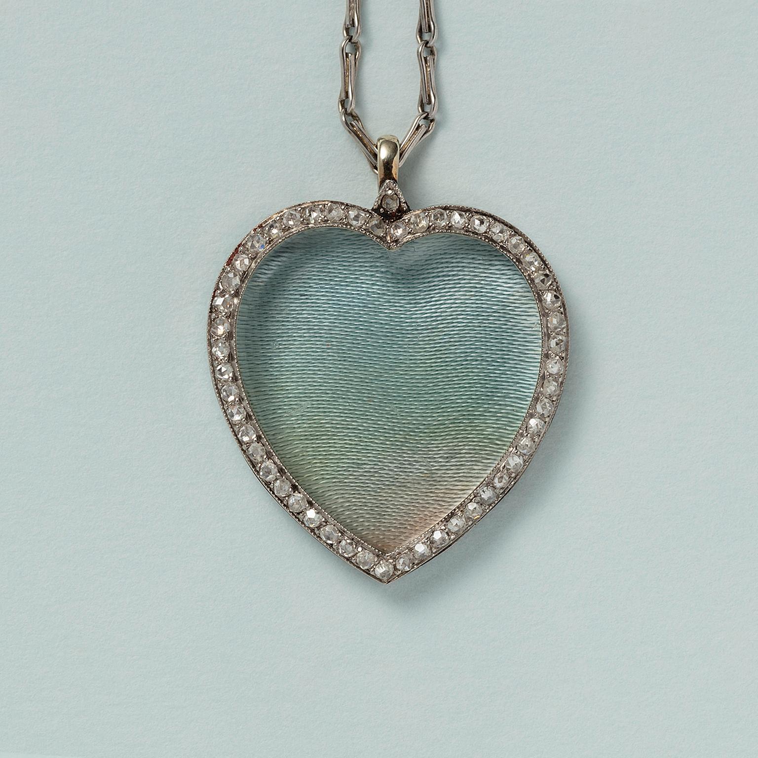 Médaillon édouardien en platine en forme de cœur avec une bordure sertie de diamants taillés en rose (environ 0,6 carat), vers 1910.

poids : 9,3 grammes
dimensions : 2,8 x 2,7 cm