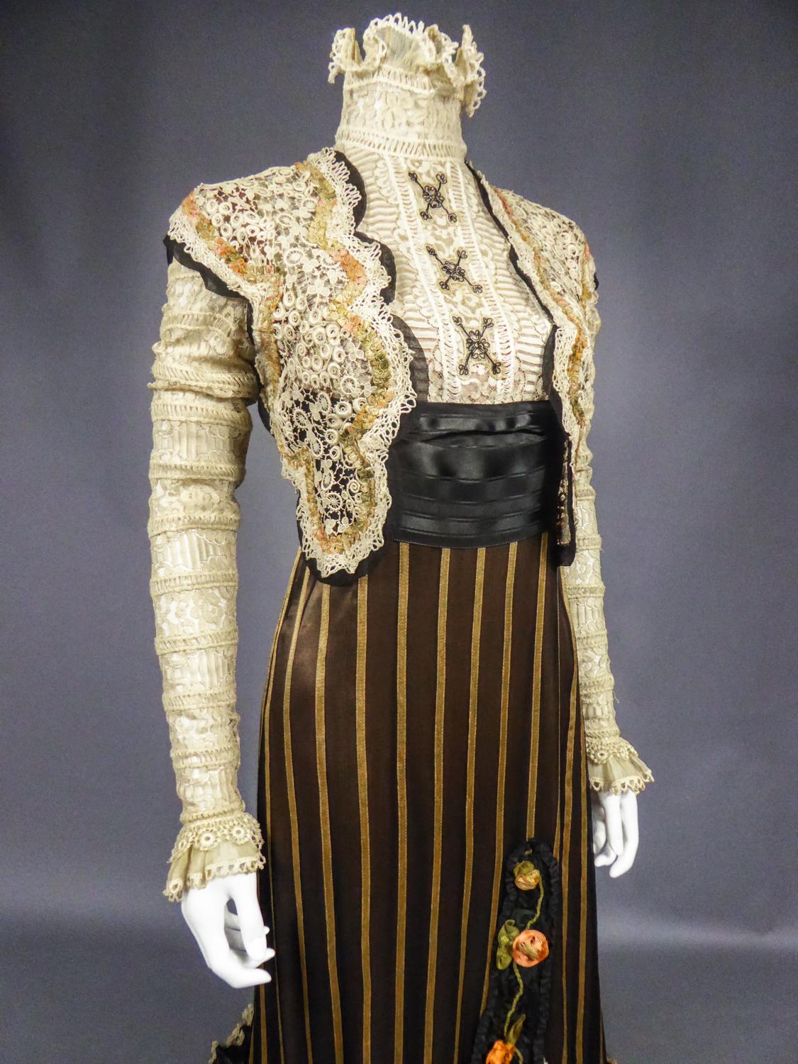 An Edwardian Reception dress with train in silk and lace - Circa 1905 4