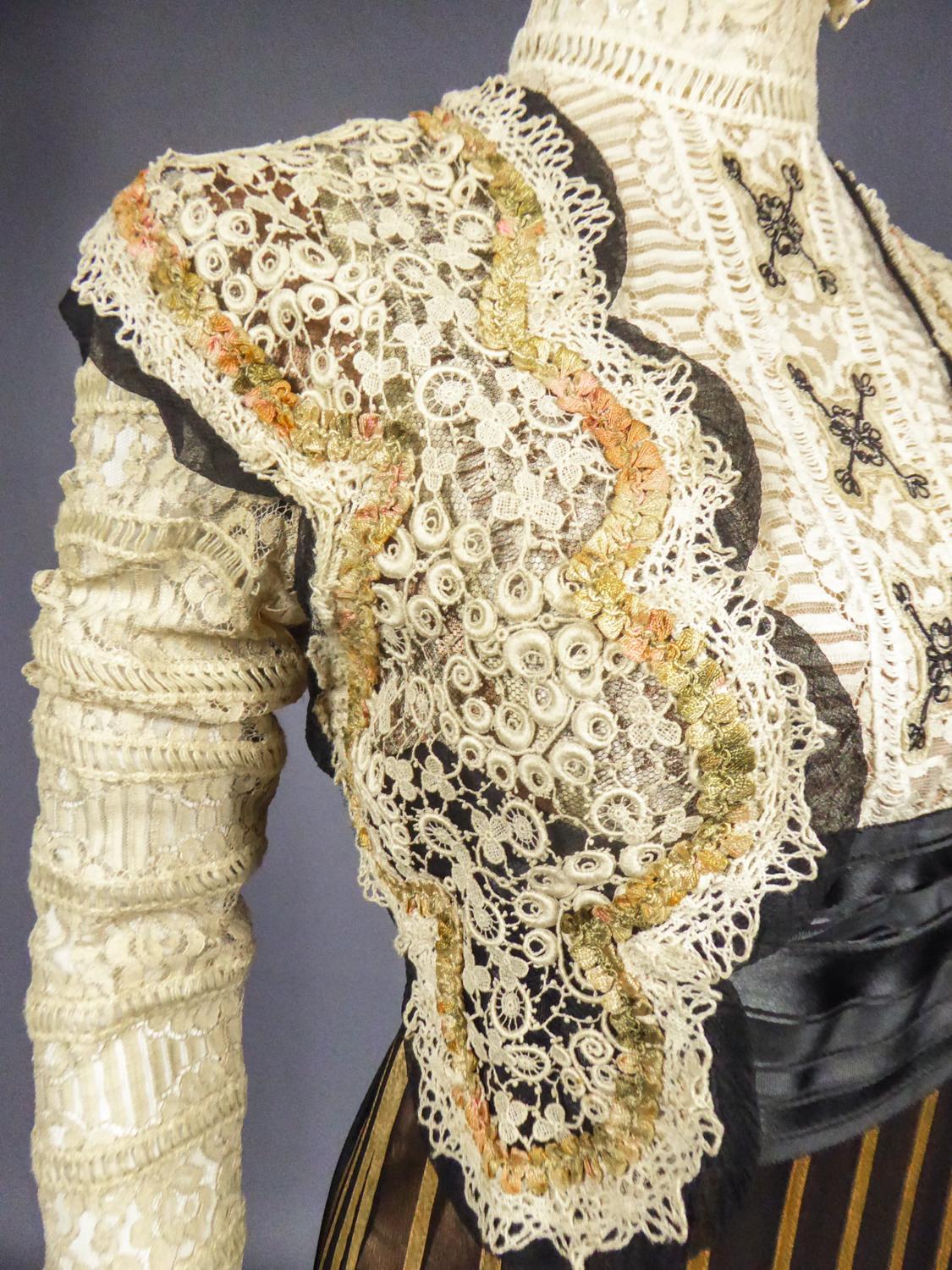 An Edwardian Reception dress with train in silk and lace - Circa 1905 5