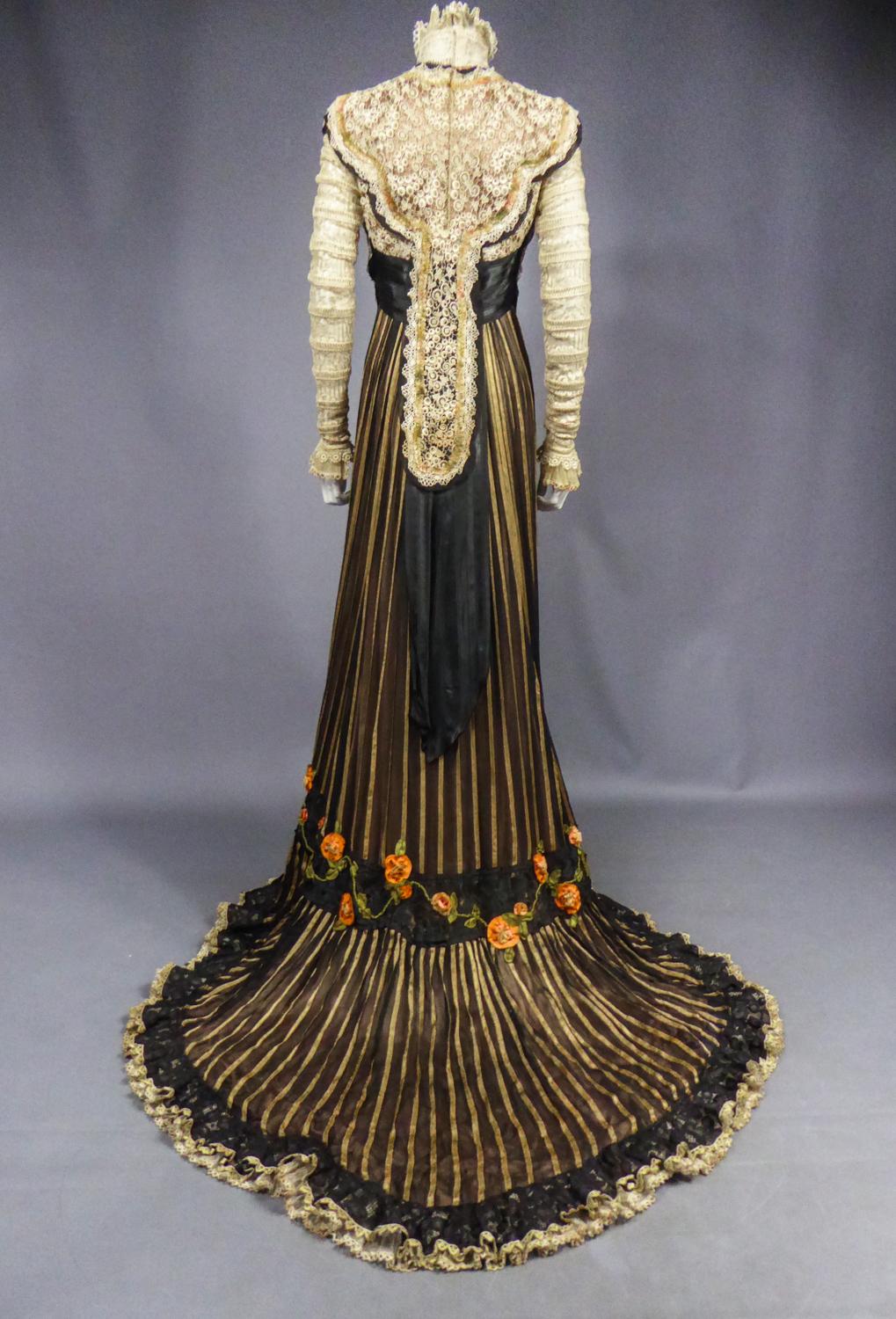 An Edwardian Reception dress with train in silk and lace - Circa 1905 7