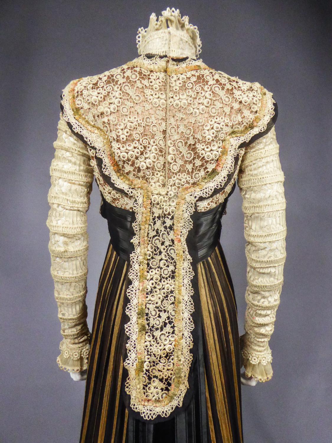 An Edwardian Reception dress with train in silk and lace - Circa 1905 8