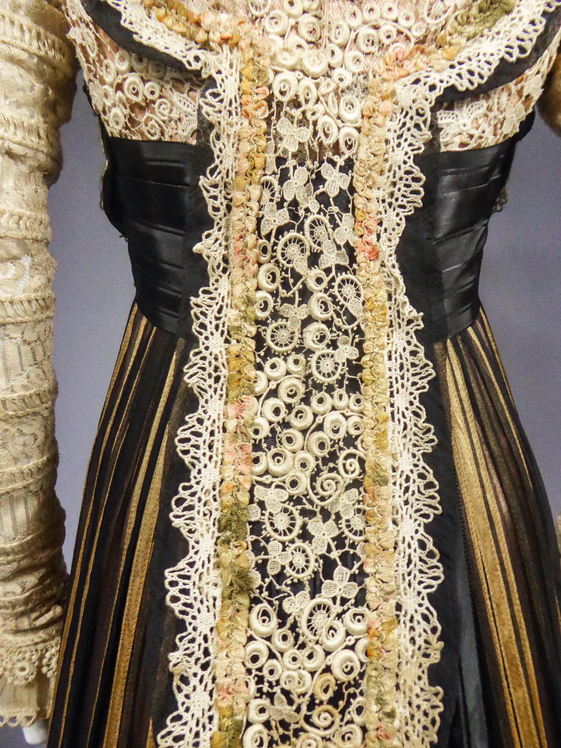 An Edwardian Reception dress with train in silk and lace - Circa 1905 9