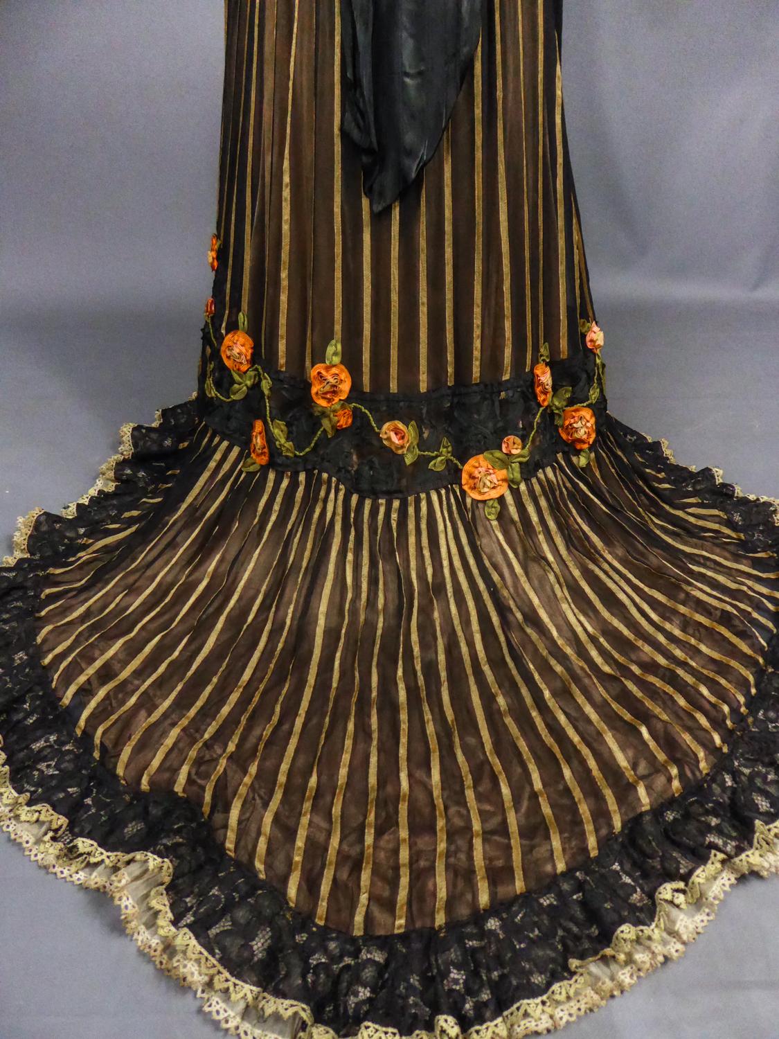 An Edwardian Reception dress with train in silk and lace - Circa 1905 10