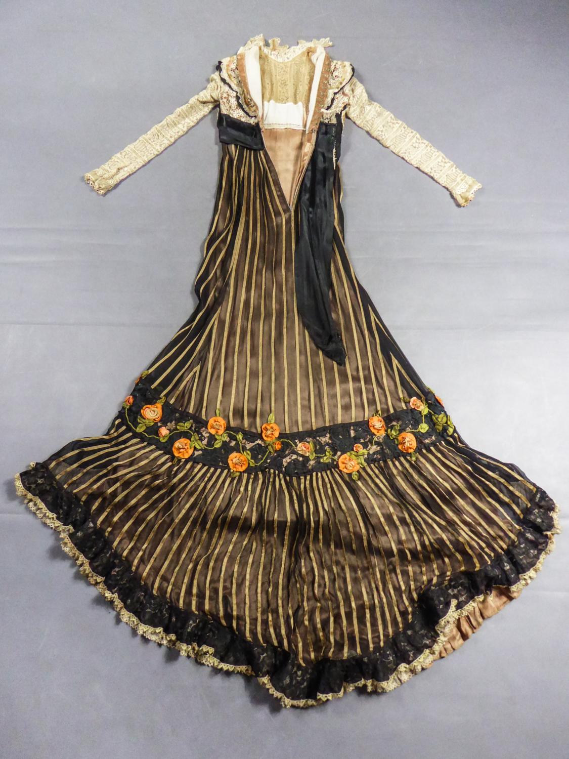 An Edwardian Reception dress with train in silk and lace - Circa 1905 In Good Condition In Toulon, FR