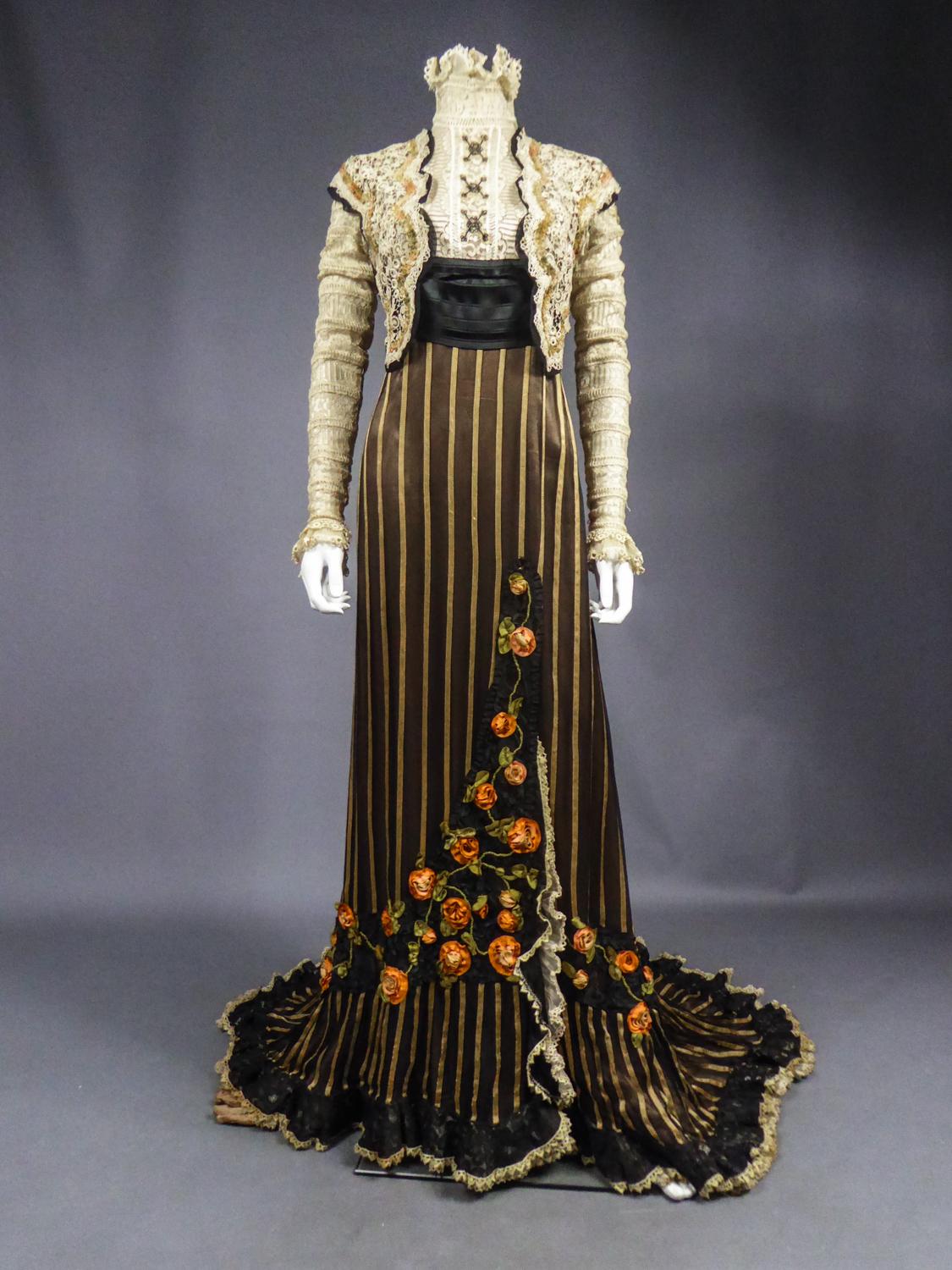 Women's An Edwardian Reception dress with train in silk and lace - Circa 1905