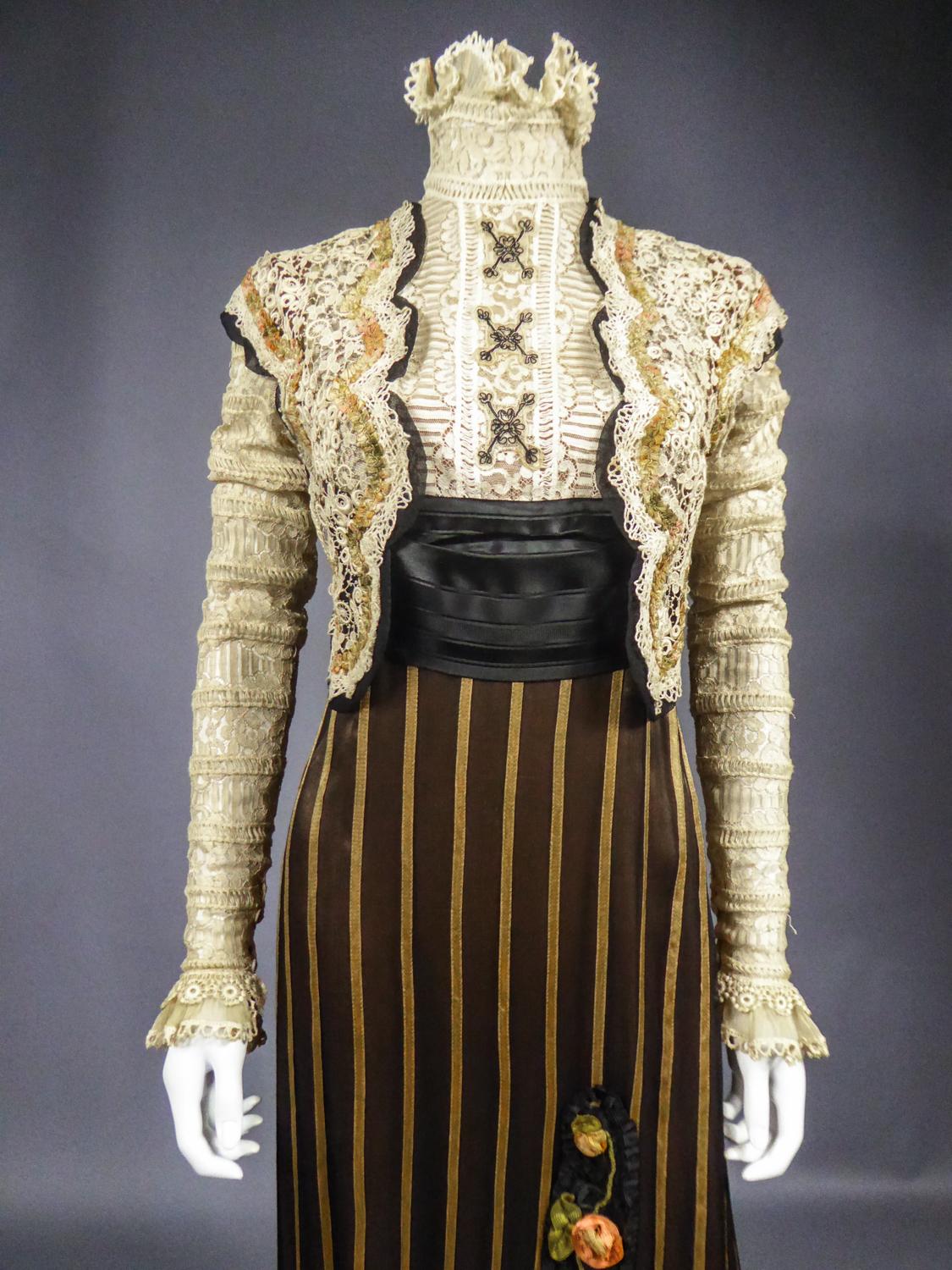An Edwardian Reception dress with train in silk and lace - Circa 1905 1