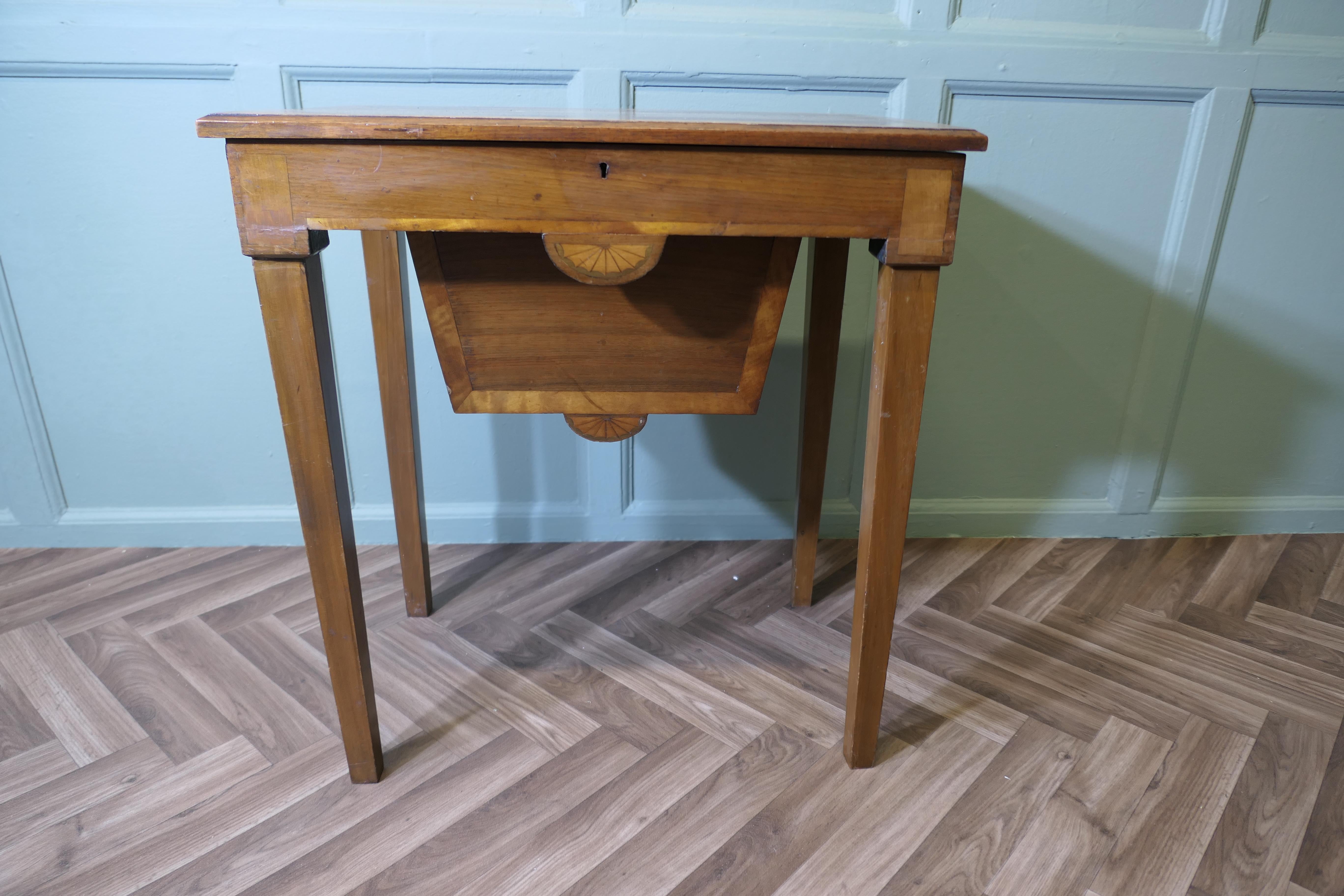 Table de couture en noyer satiné de l'époque édouardienne

Un beau meuble utile de l'époque édouardienne, la boîte de table ou de travail a un dessus incrusté qui se soulève et révèle un profond espace de rangement au centre et une sélection de