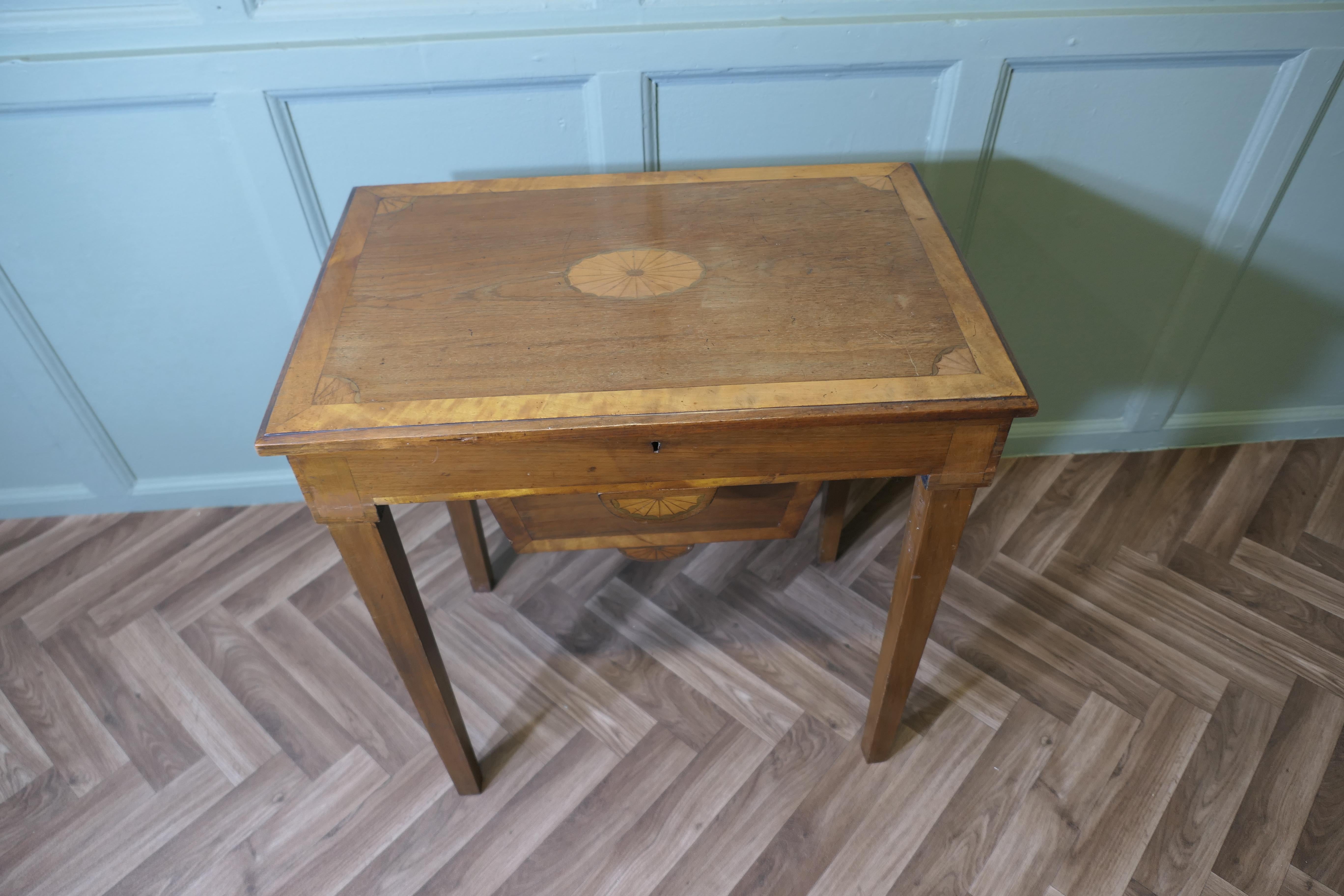 Édouardien Table de couture en noyer satiné de l'époque édouardienne en vente