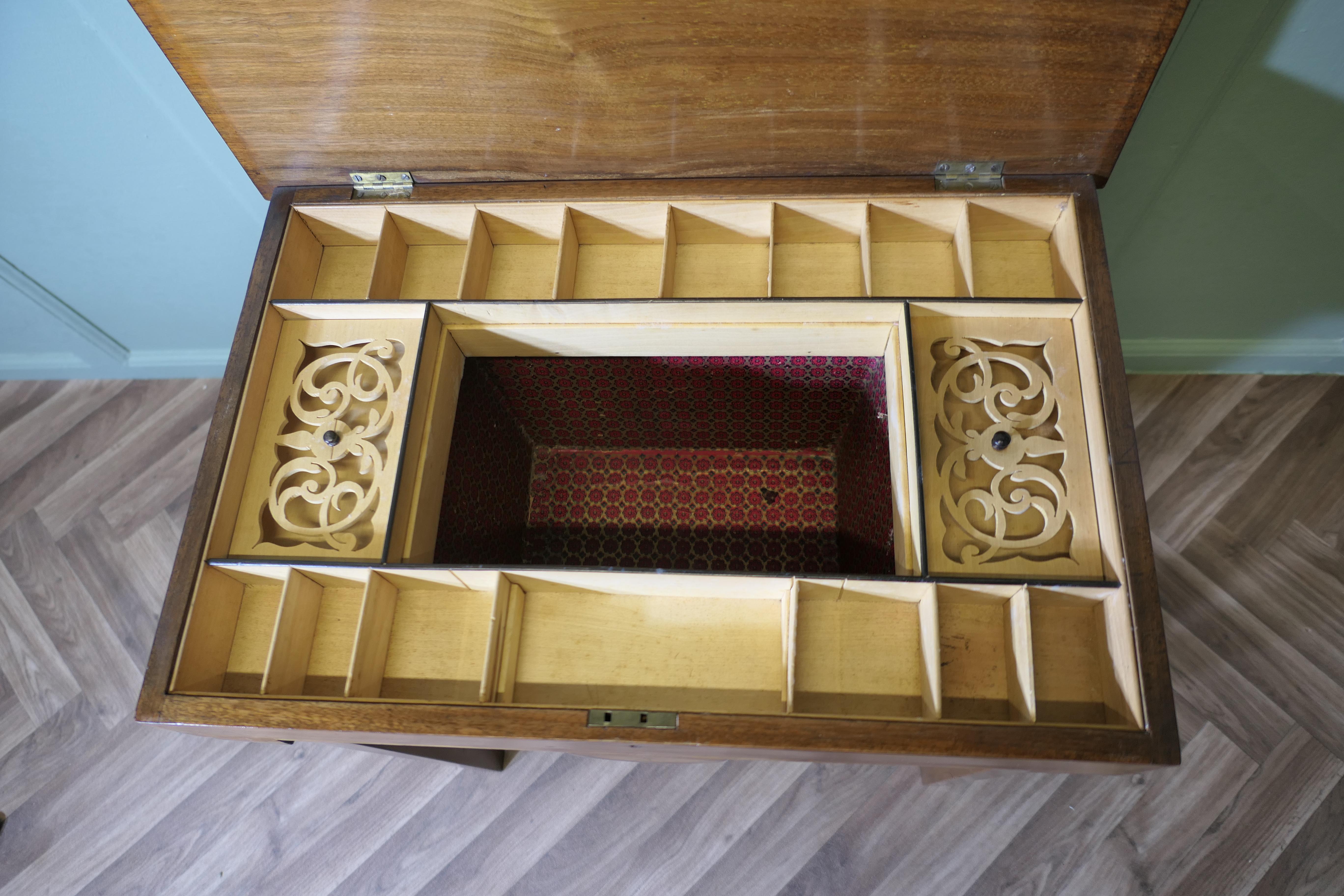 Table de couture en noyer satiné de l'époque édouardienne Bon état - En vente à Godshill, Isle of Wight