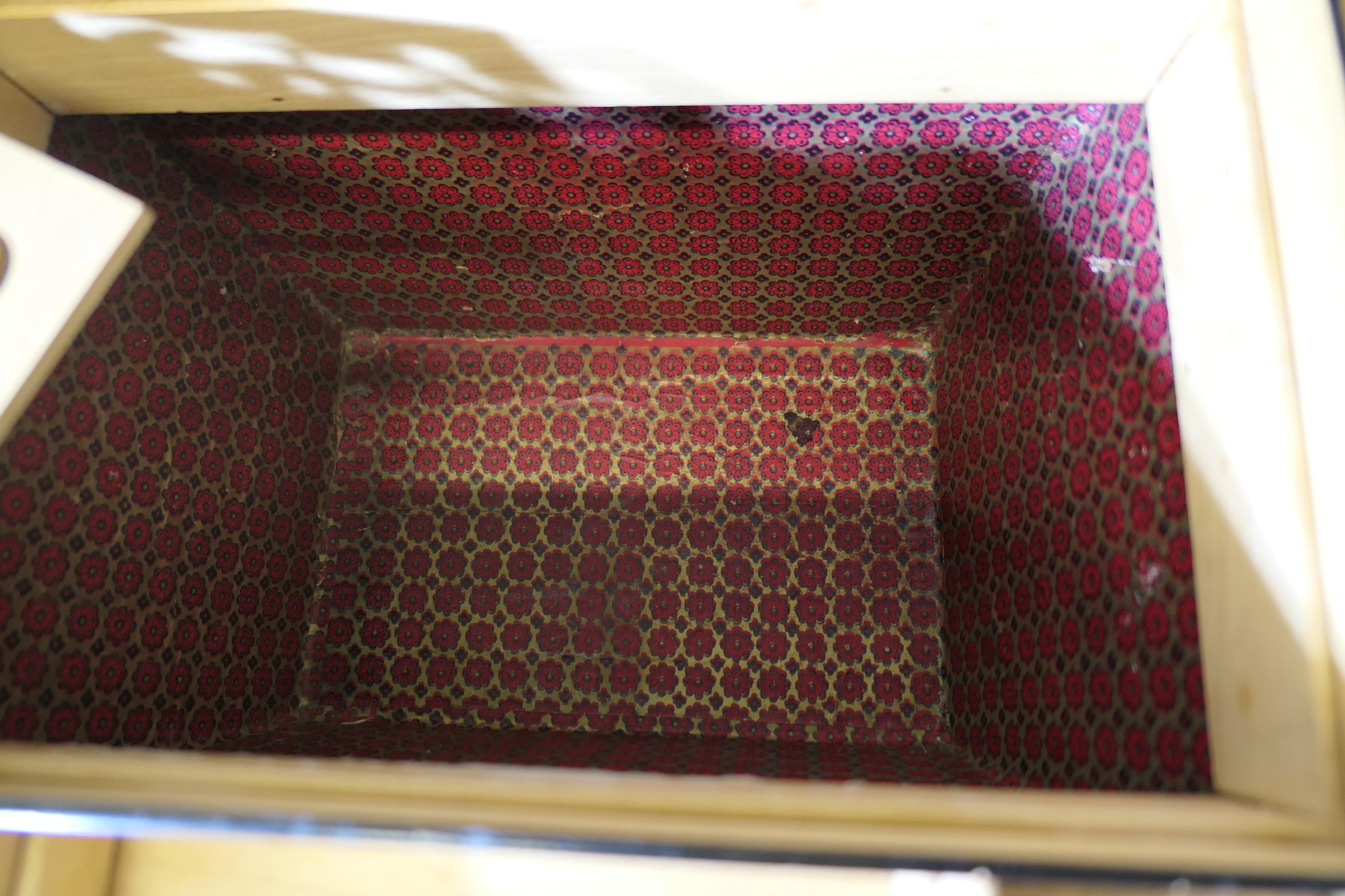 Noyer Table de couture en noyer satiné de l'époque édouardienne en vente