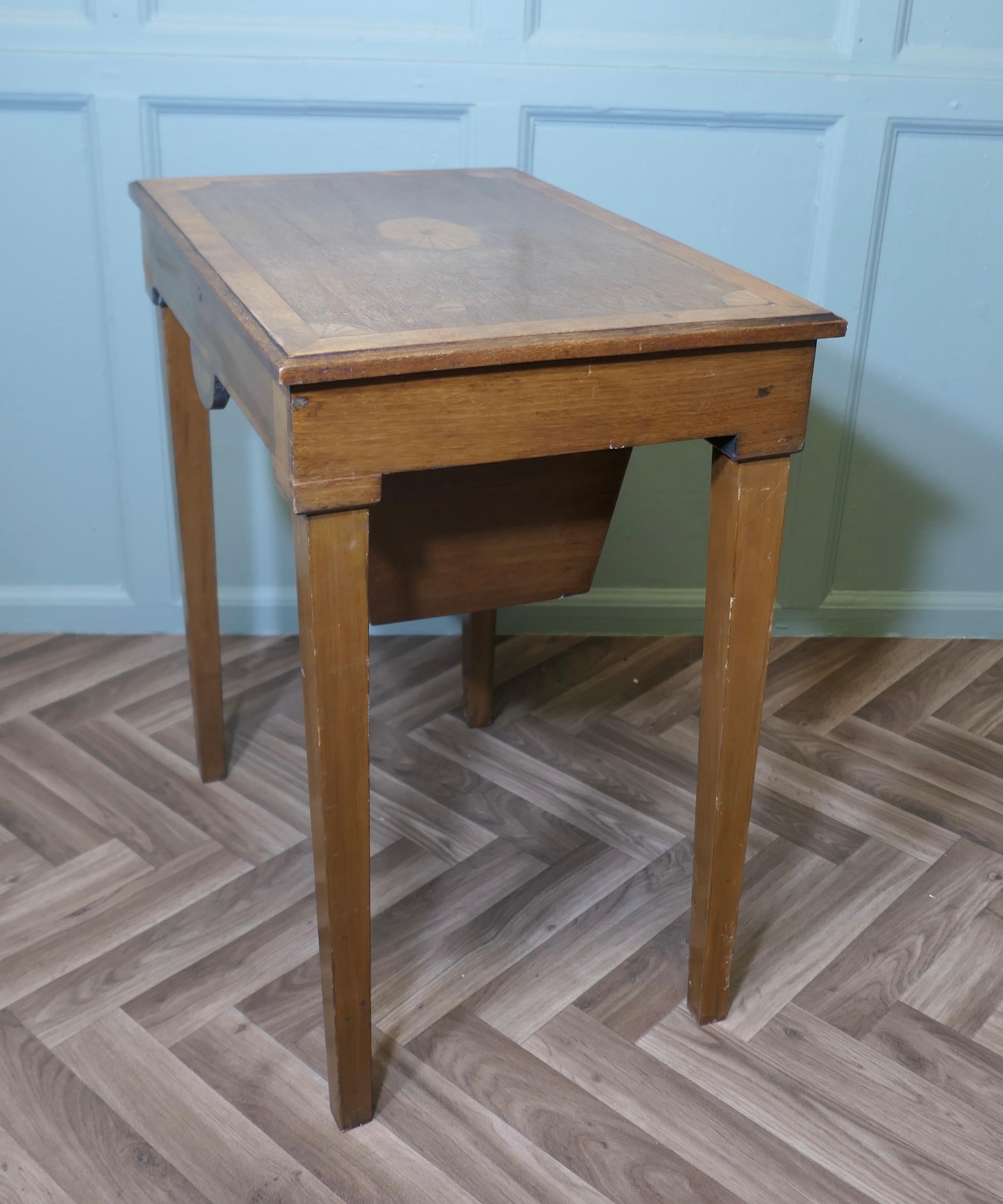 Table de couture en noyer satiné de l'époque édouardienne en vente 1
