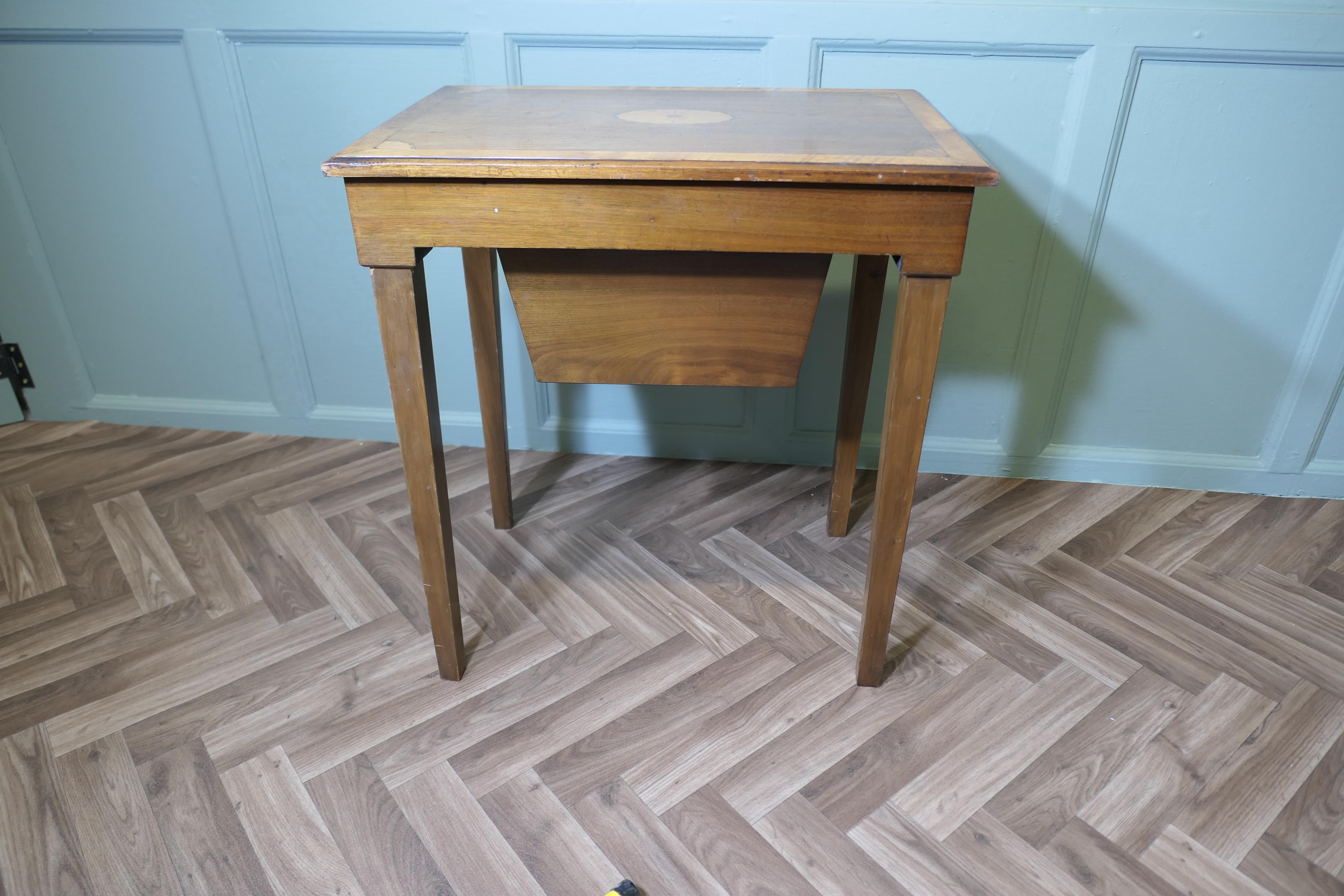 Table de couture en noyer satiné de l'époque édouardienne en vente 2
