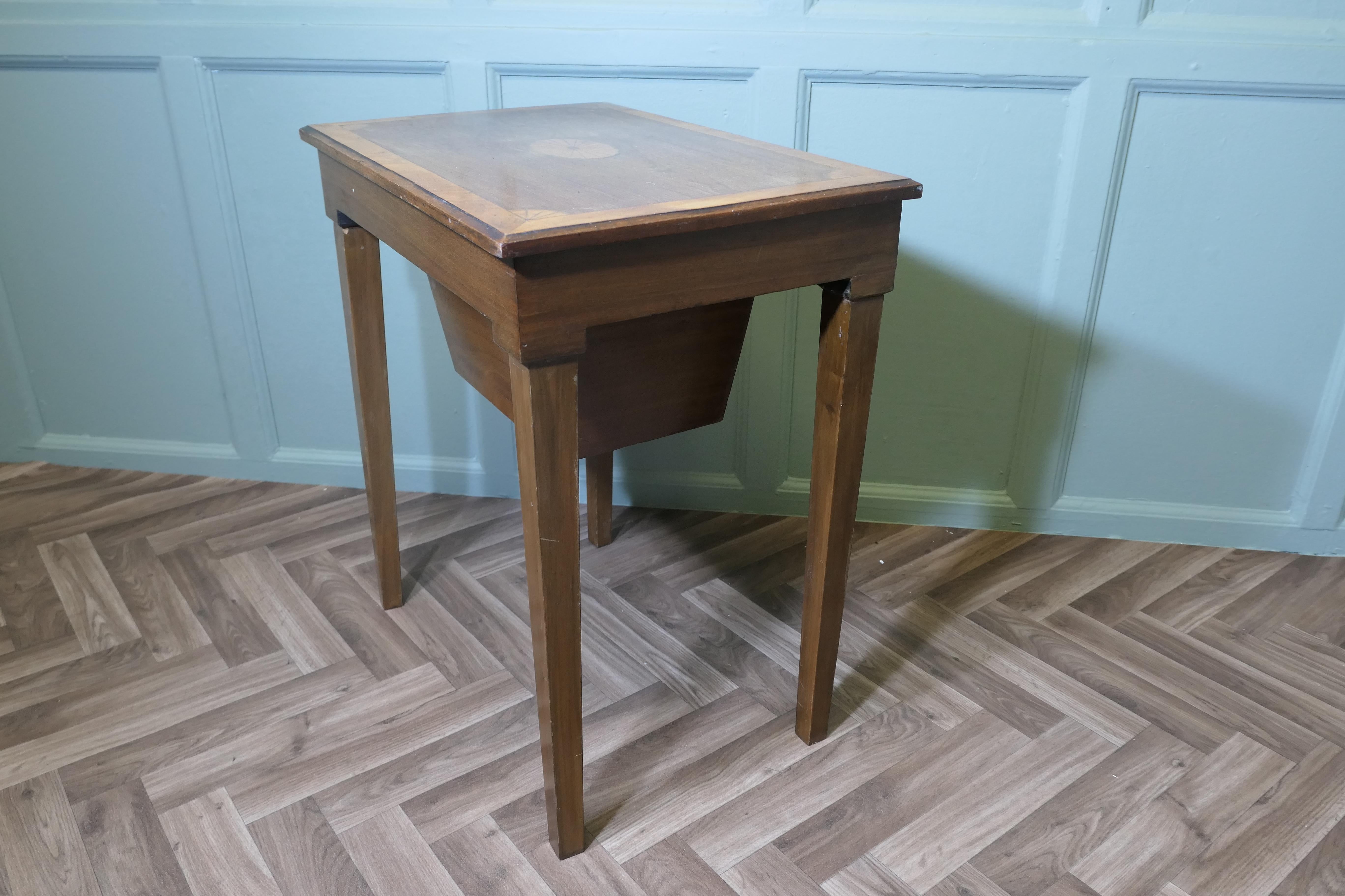 Table de couture en noyer satiné de l'époque édouardienne en vente 3