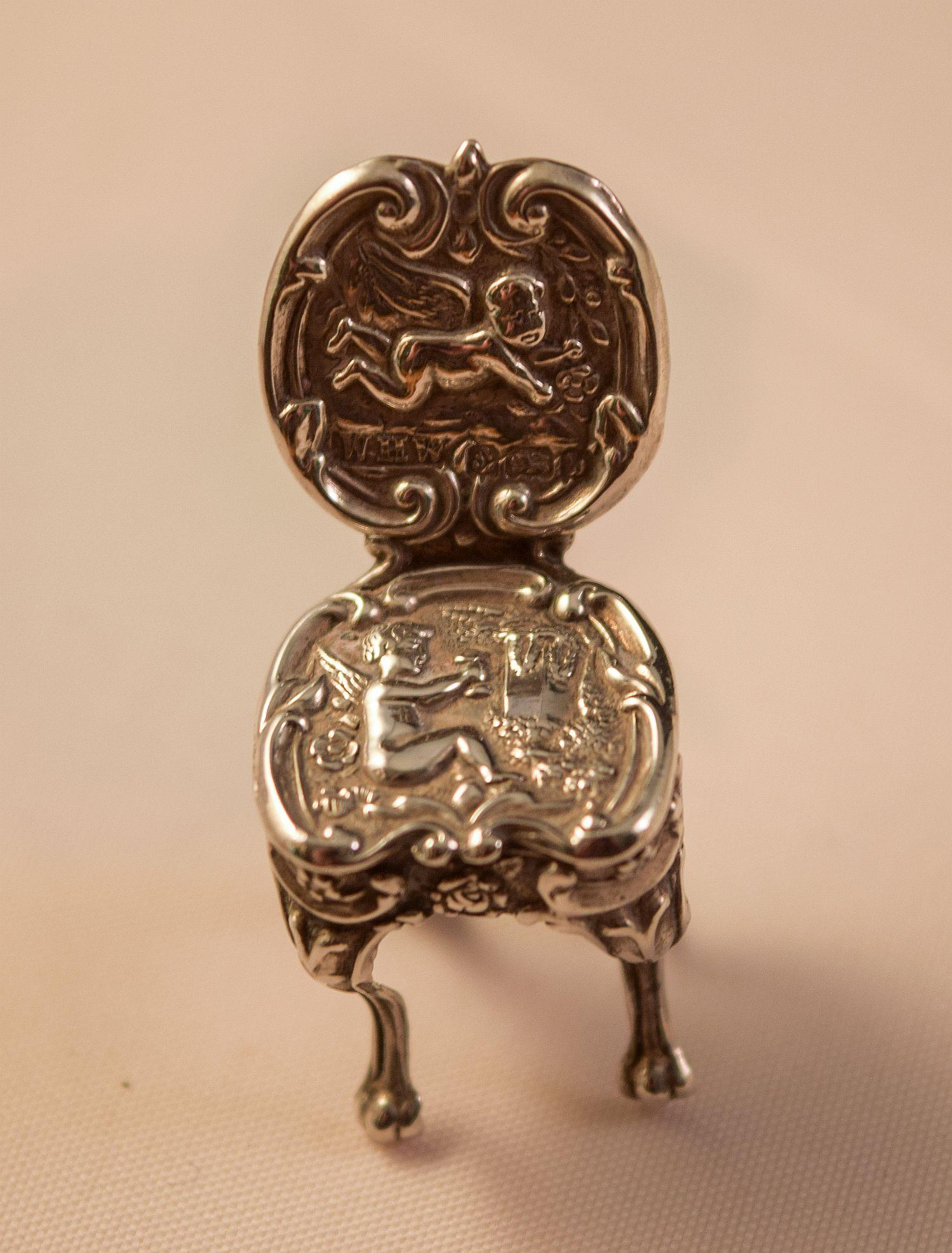 Eine Edwardianische Silber Novelty Miniatur  Stuhl im Queen Anne-Stil.
Englischer Saal markiert Birmingham 1901
Dieser Miniatursessel mit hohem Sammlerwert ist in ausgezeichnetem Zustand.
Größe 4,1 cm hoch
Ausgezeichneter Zustand.
Kostenloser Versand